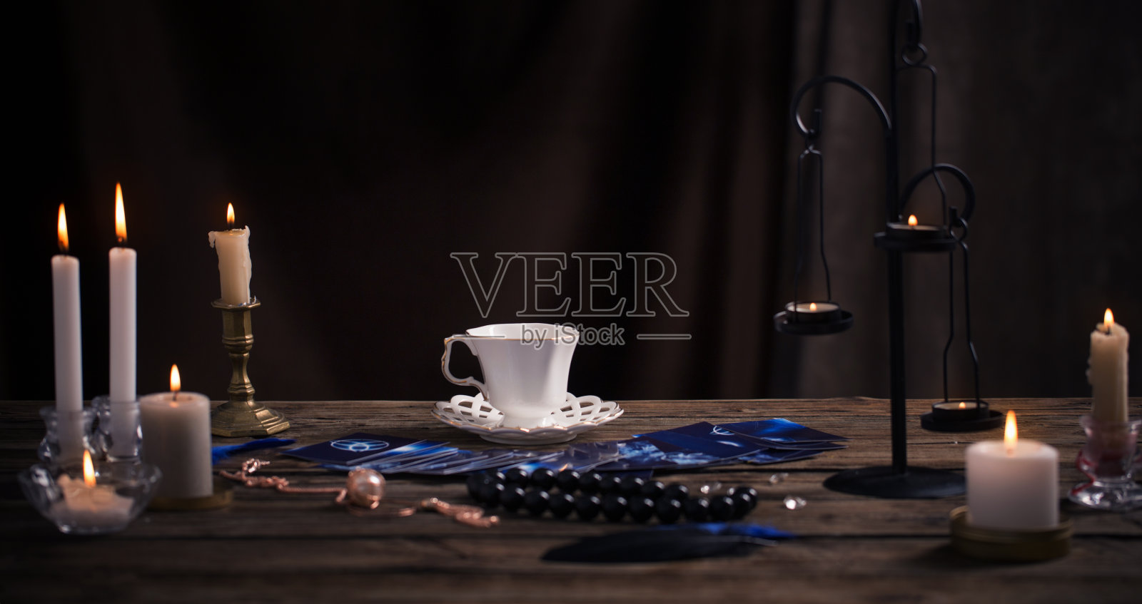 在旧木桌上放着一杯咖啡和算命牌照片摄影图片