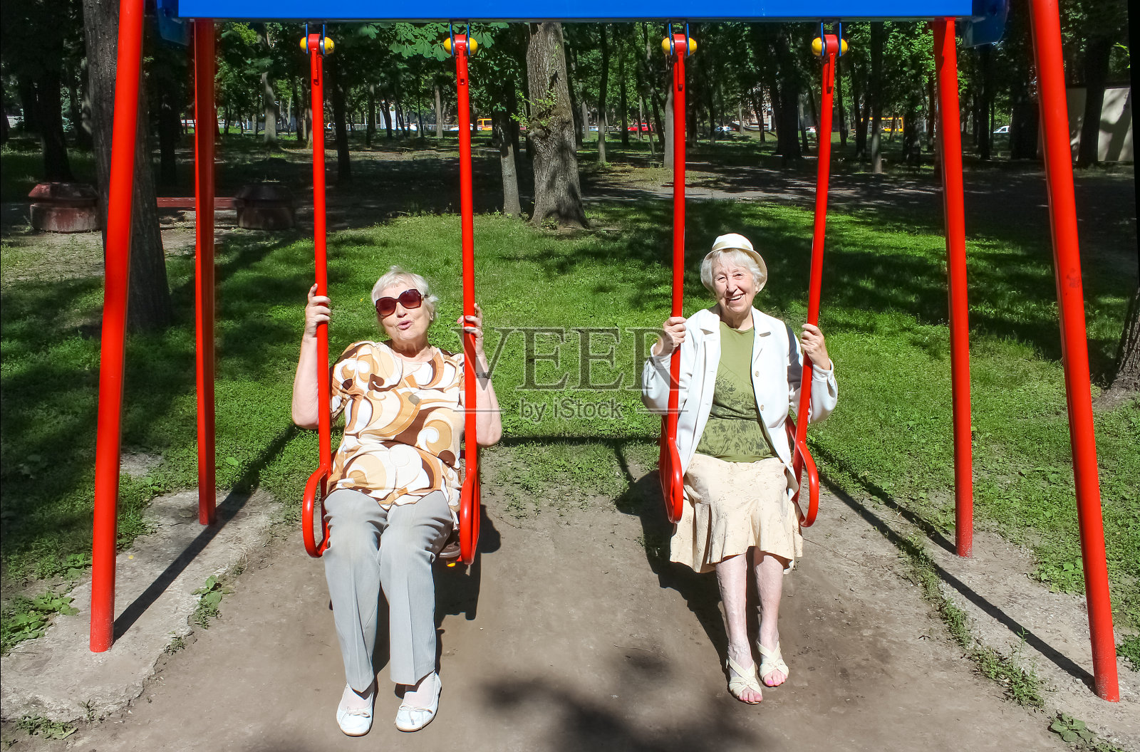 两个成熟的女人在公园照片摄影图片