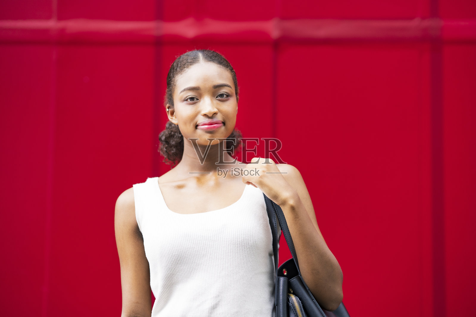 年轻的女商人站在户外照片摄影图片