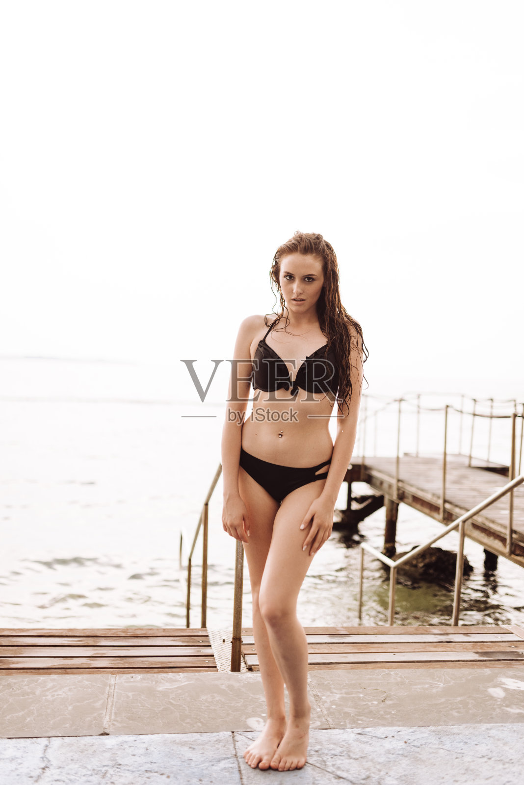 夏天穿着比基尼的时尚女性照片摄影图片