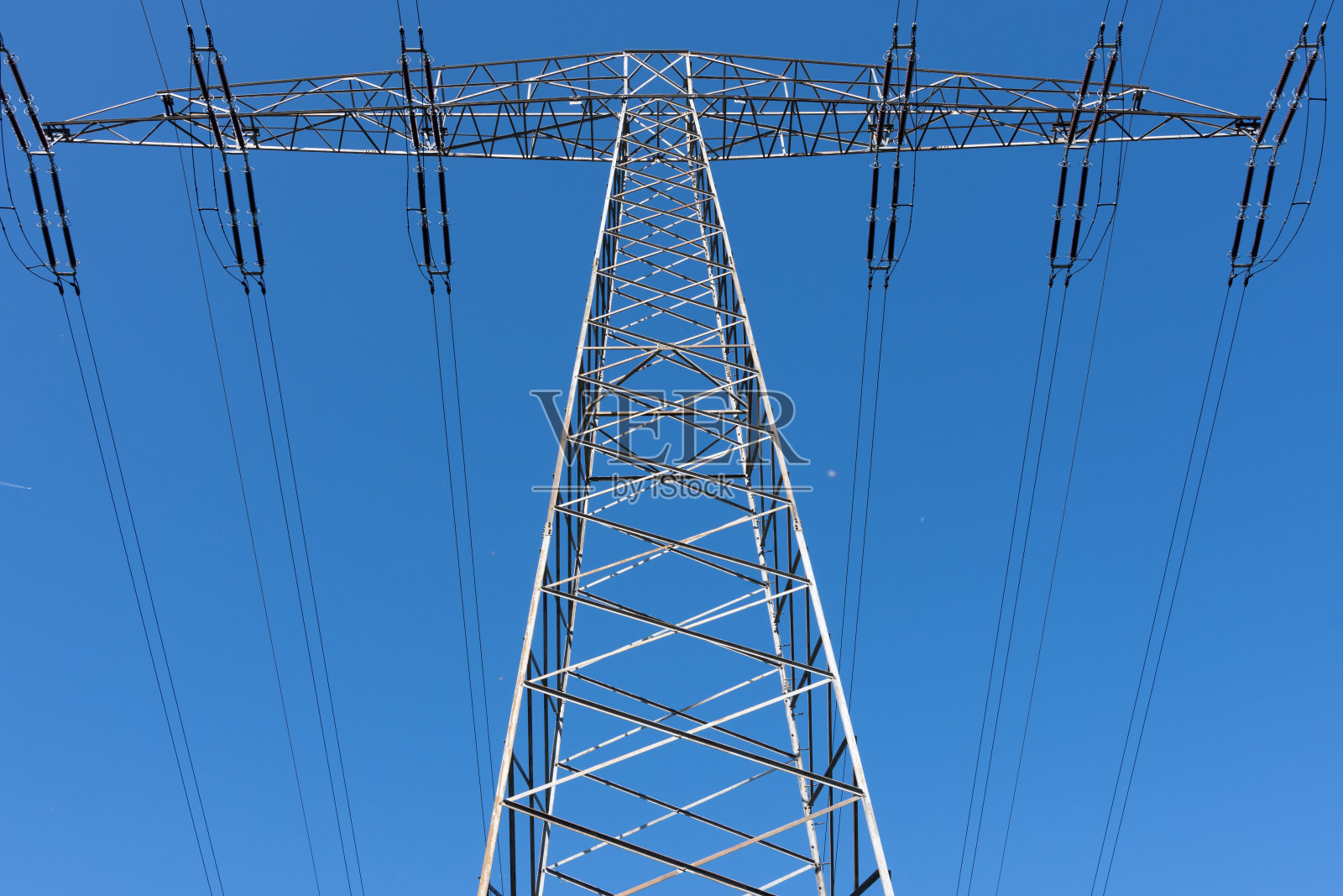 电塔沿斜线向下照片摄影图片