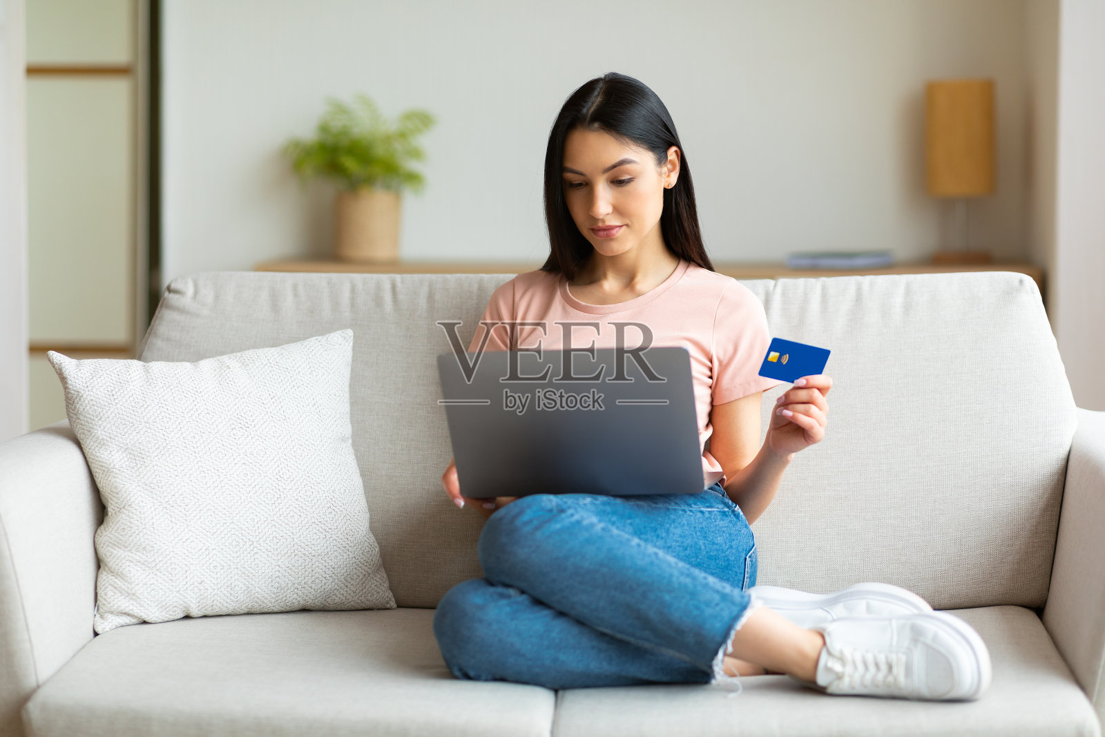 女人在家里用笔记本电脑和信用卡购物照片摄影图片