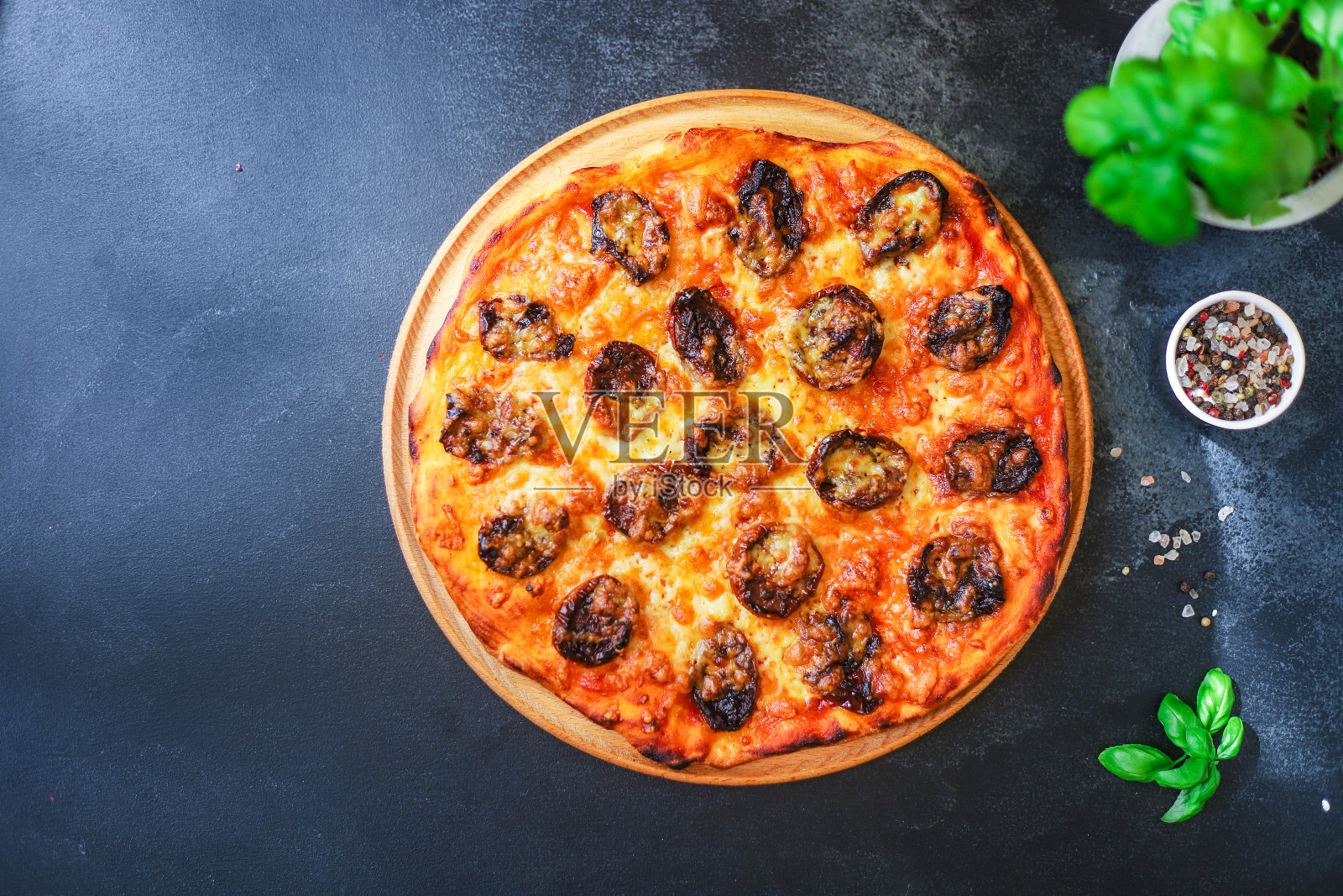 披萨意大利腊肠香肠奶酪经典食谱酱快餐外卖菜单概念服务大小。食物背景俯视图拷贝空间有机饮食照片摄影图片