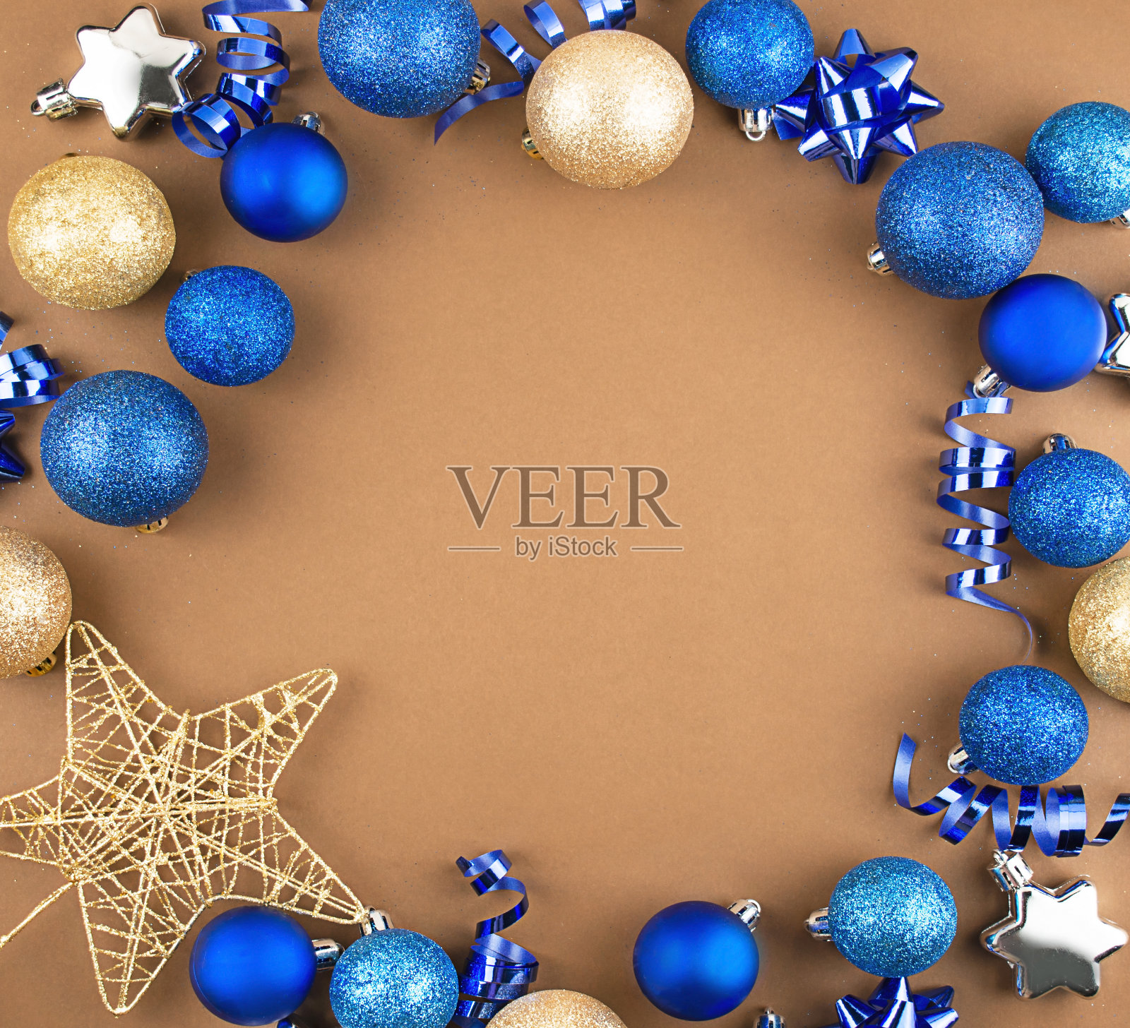 圣诞框架由新年的蓝色和金色球,蛇形在棕色的背景。圣诞节的背景。平躺,俯视图。副本的空间。照片摄影图片