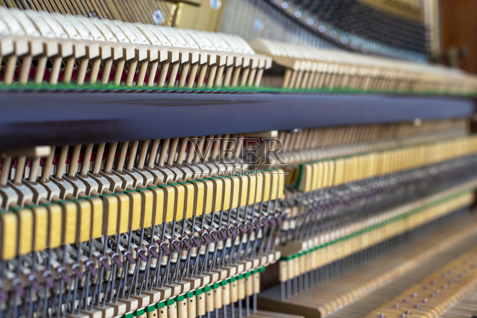 旧钢琴的内部。照片摄影图片