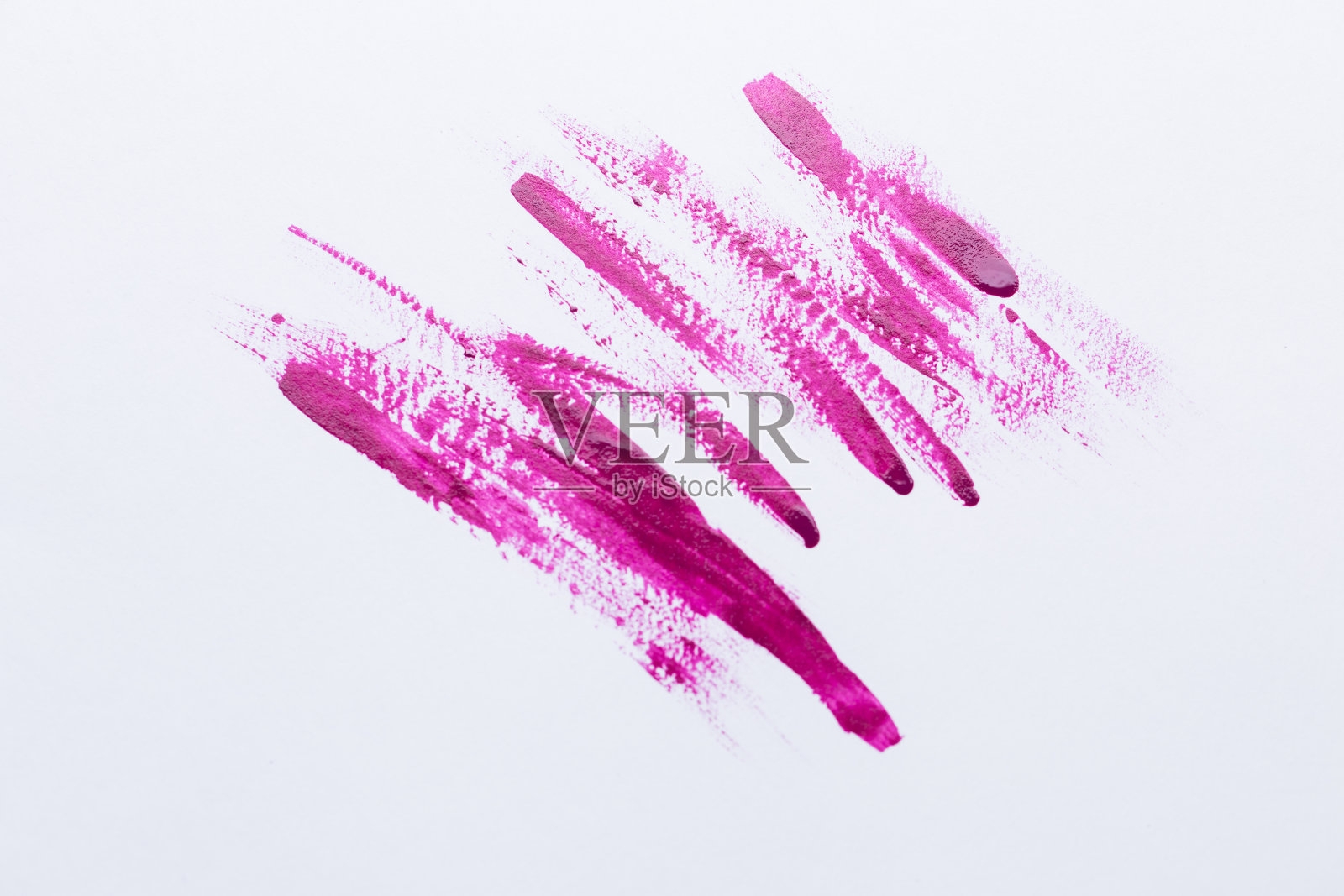 指甲油在白色背景上呈条状和滴状照片摄影图片