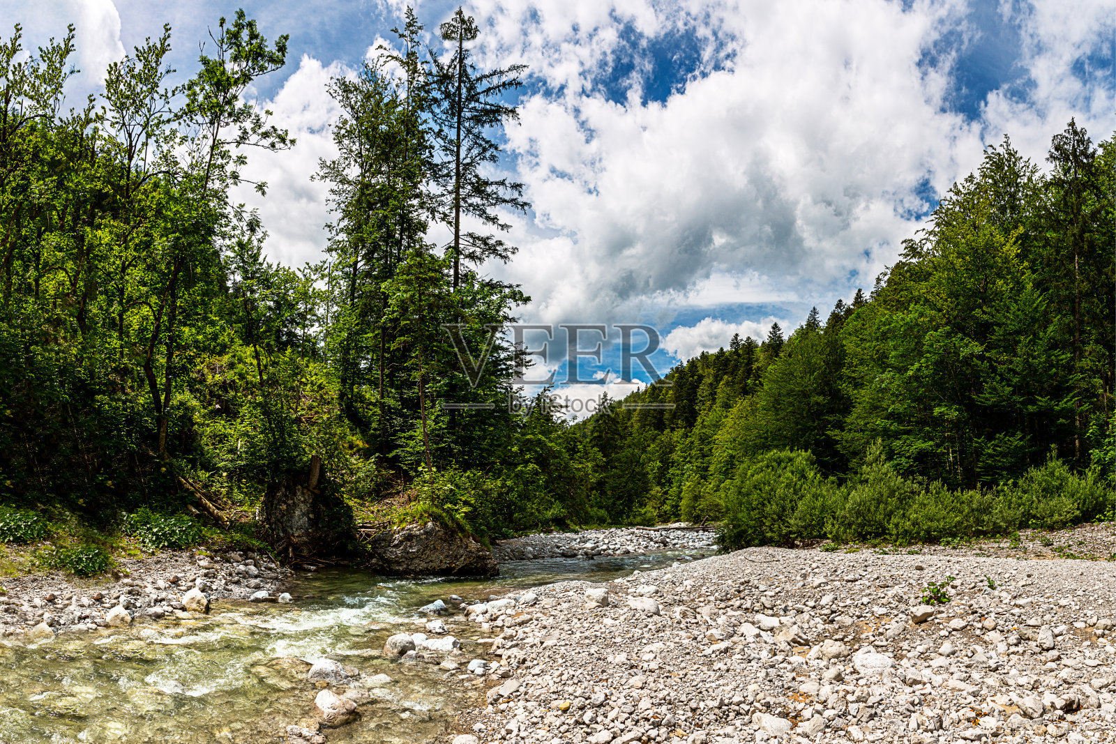 山涧蜿蜒流入山谷照片摄影图片