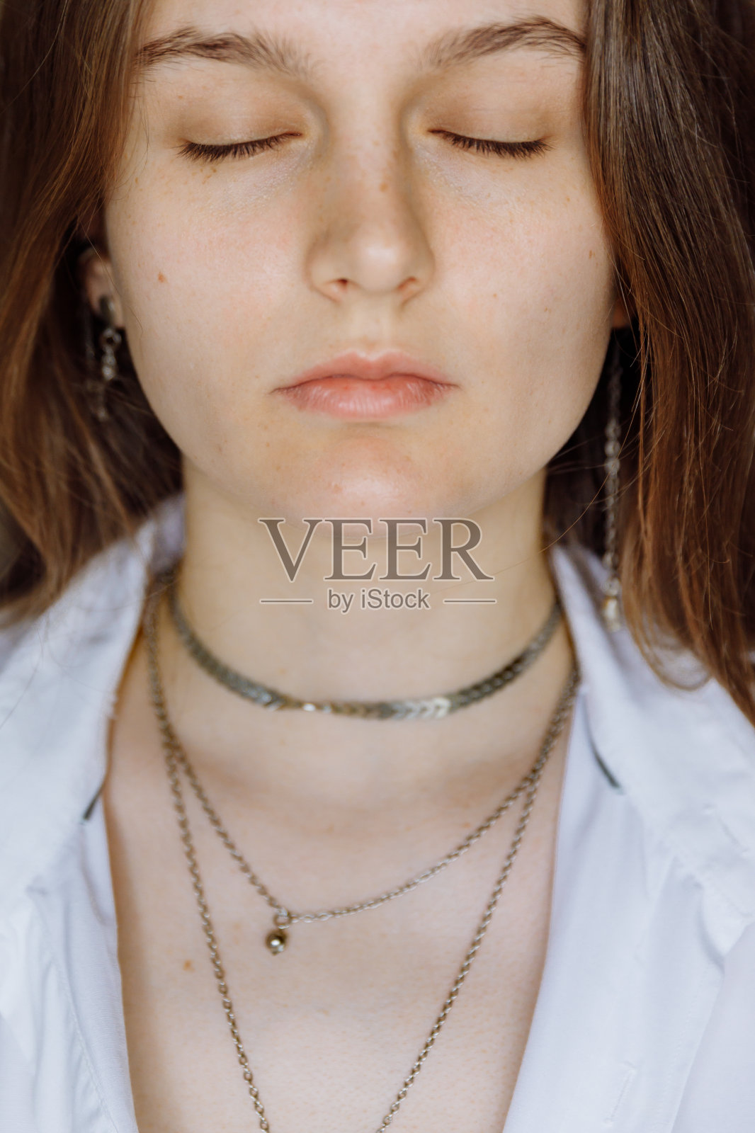 自然的面部特征。那个白人女孩的脸很大。照片摄影图片