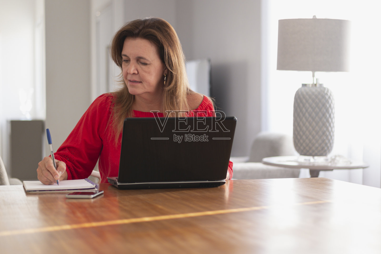 在家工作的妇女。照片摄影图片