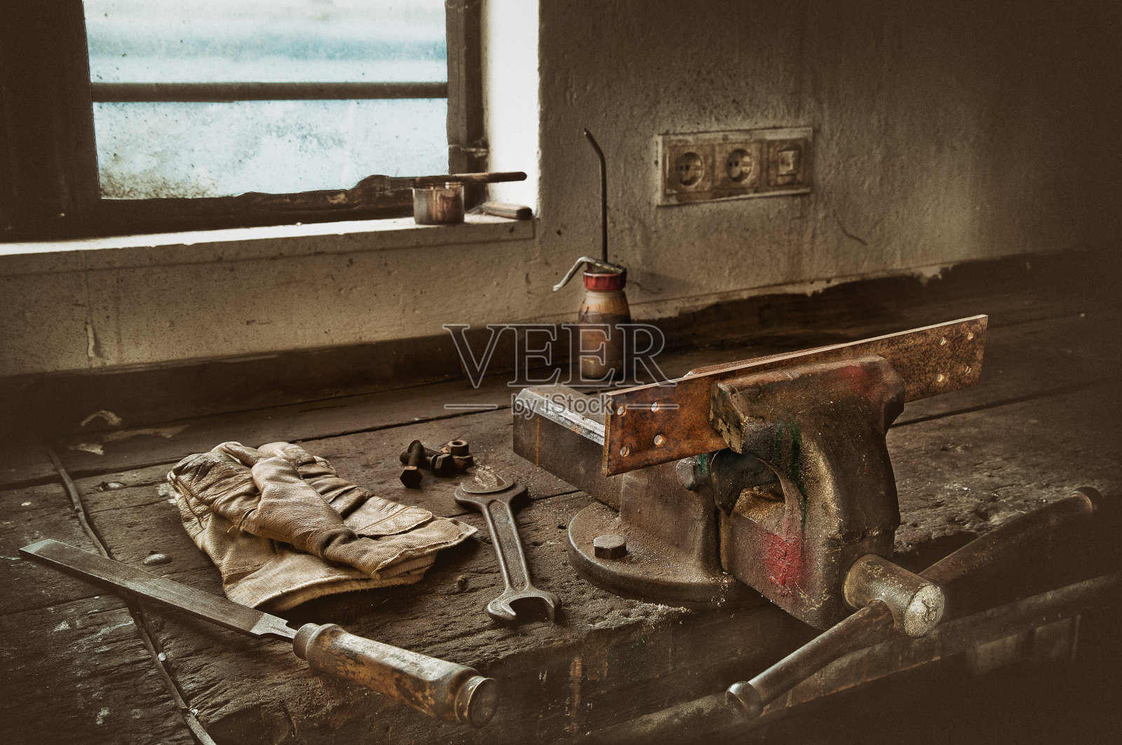 带虎钳和工具的旧工作台照片摄影图片