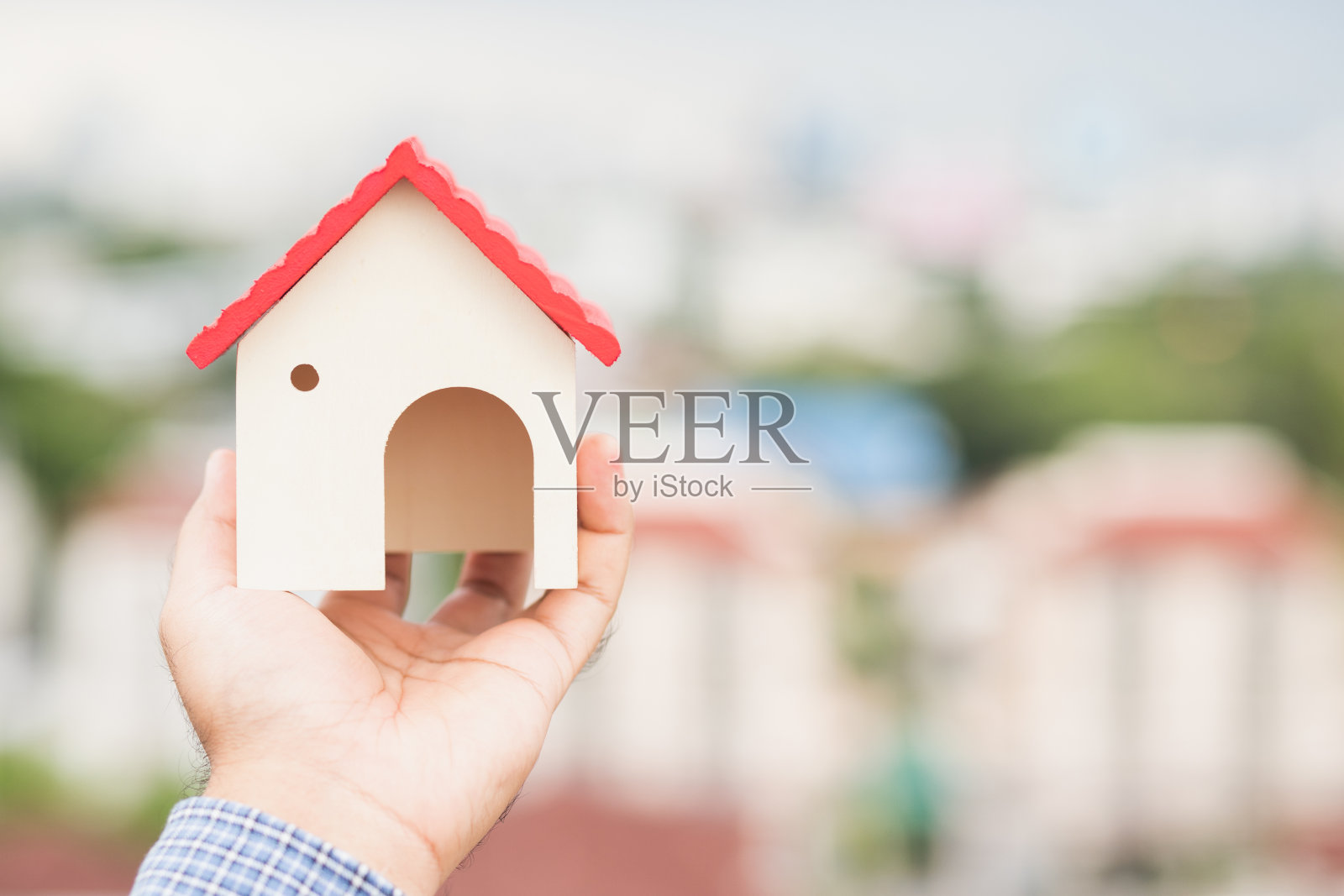 手握模型屋。房地产贷款保险买卖房屋概念。照片摄影图片