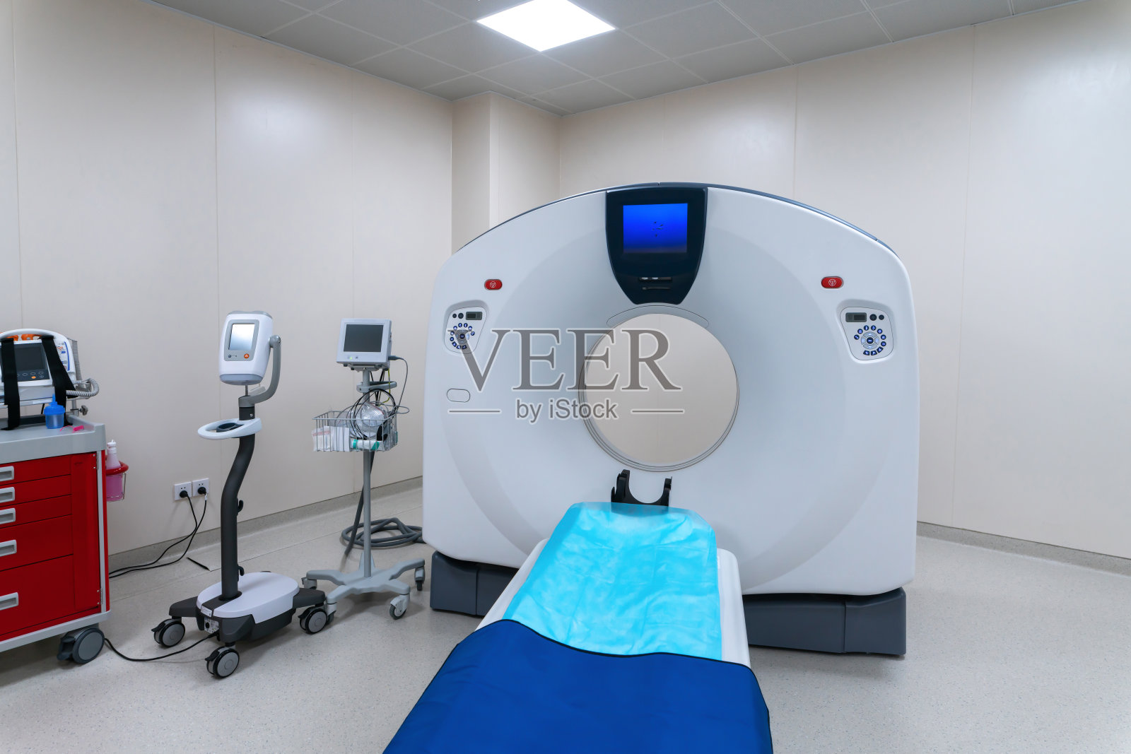 现代医院MRI扫描装置照片摄影图片