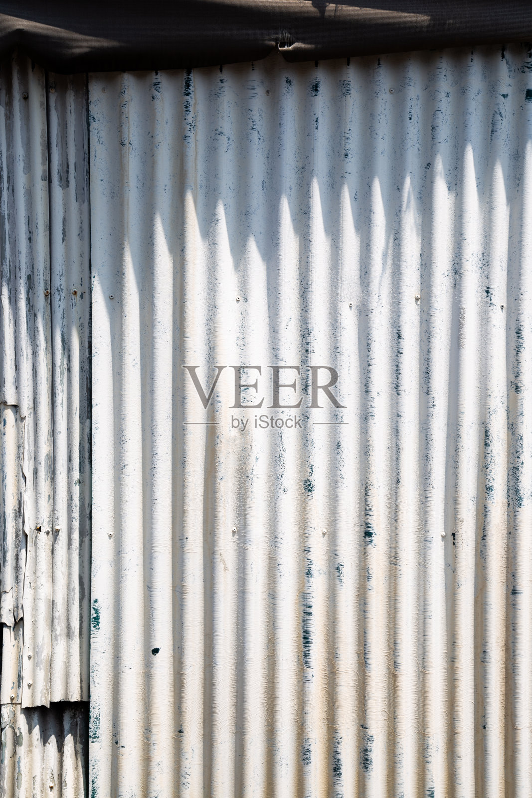 白色油漆波纹金属板墙纹理背景照片摄影图片