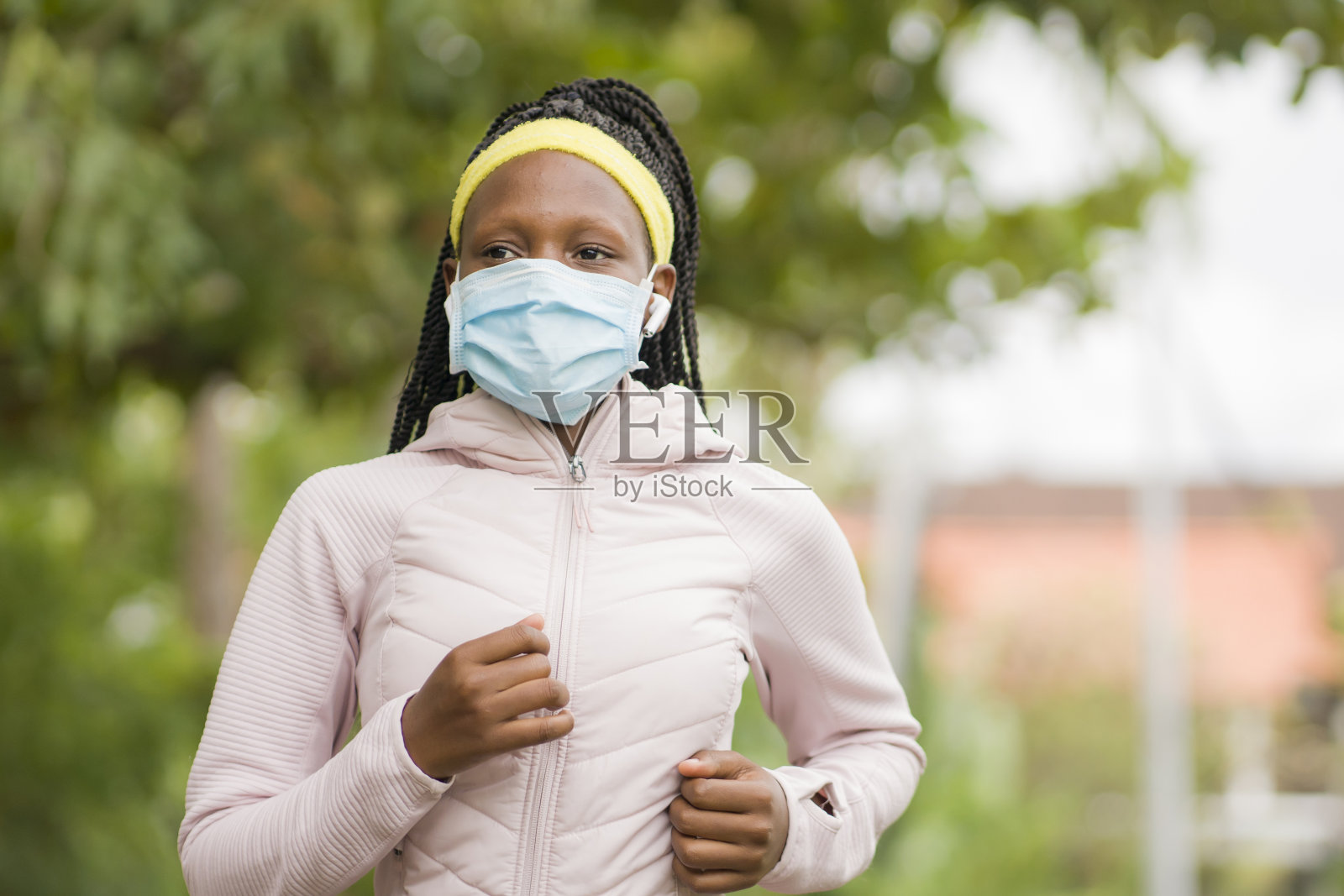 隔离后的跑步女孩享受户外锻炼-年轻迷人和健康的非洲裔美国妇女戴着口罩跑步在新的正常的运动实践概念和健康的生活方式照片摄影图片