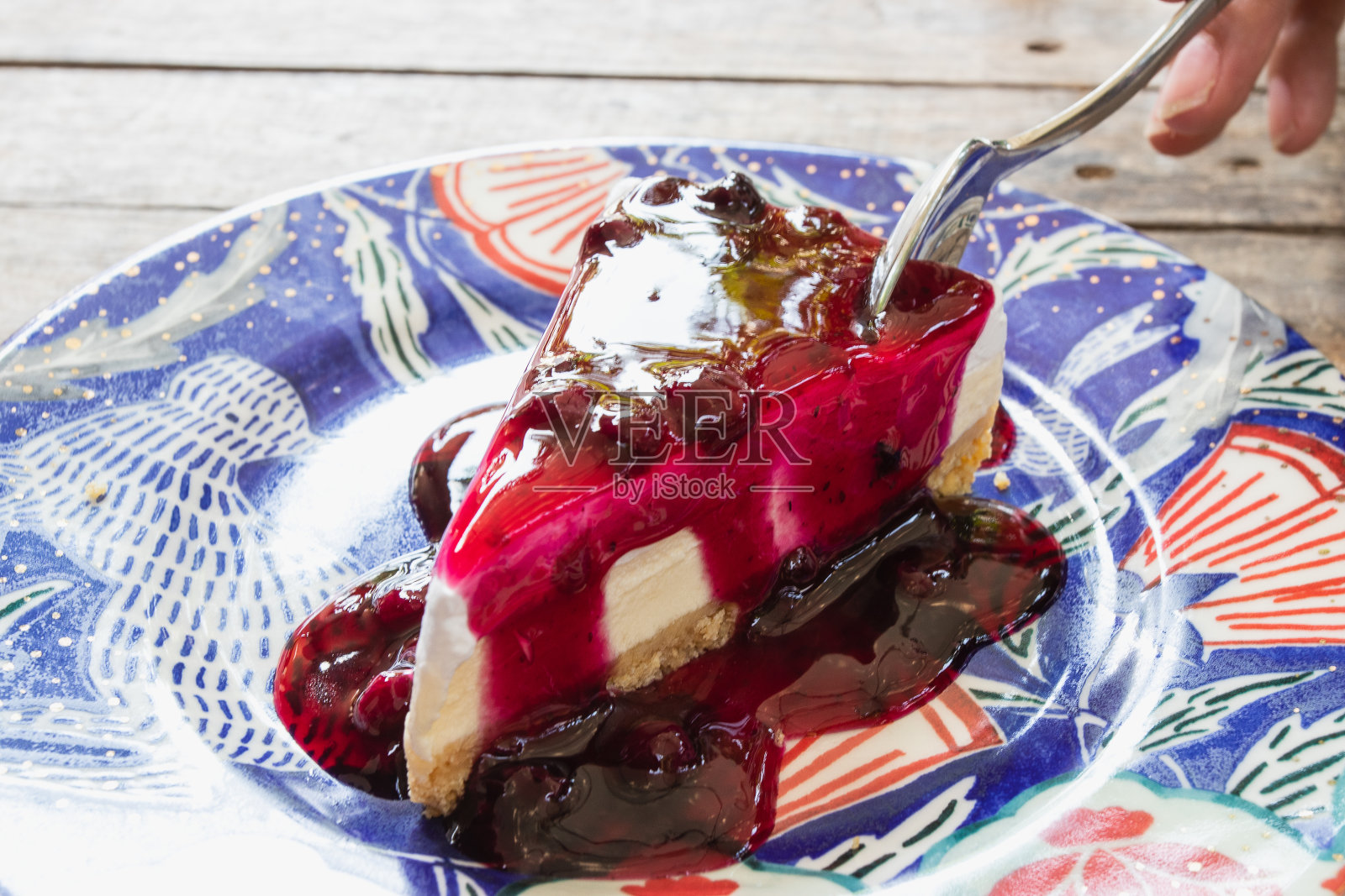 草莓奶油芝士蛋糕照片摄影图片