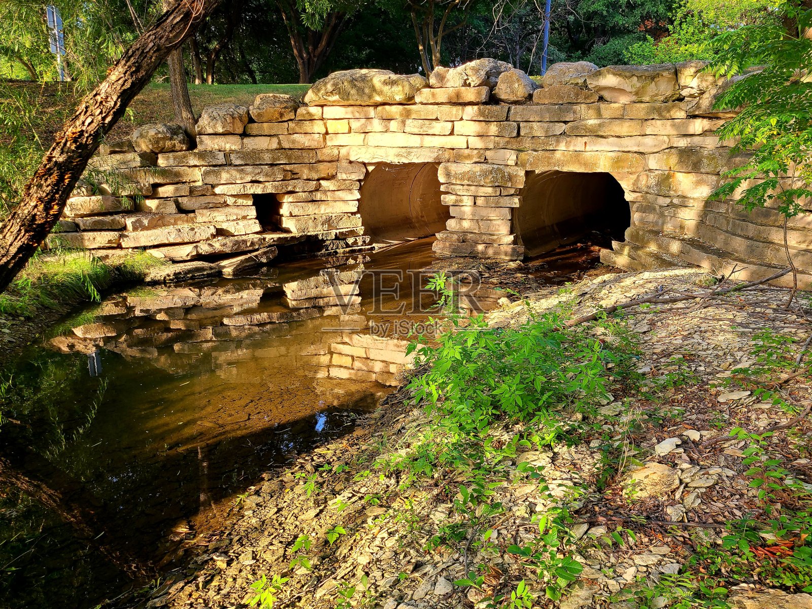 小溪上的石桥照片摄影图片