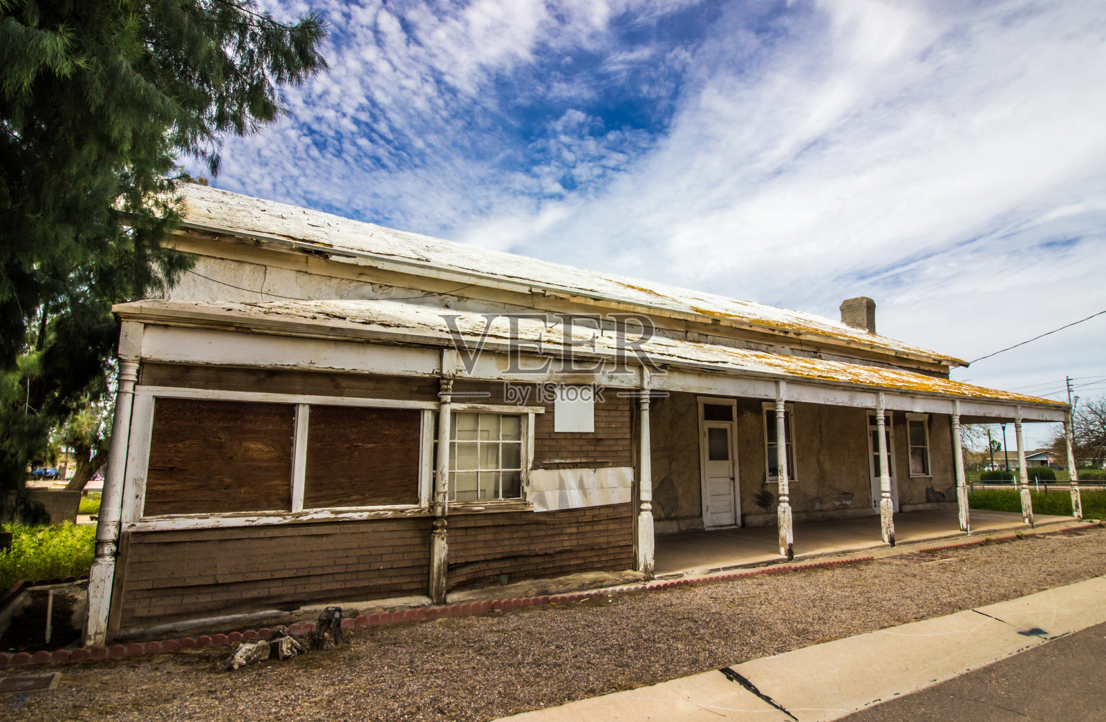 用木板搭起的老建筑,门廊悬垂照片摄影图片