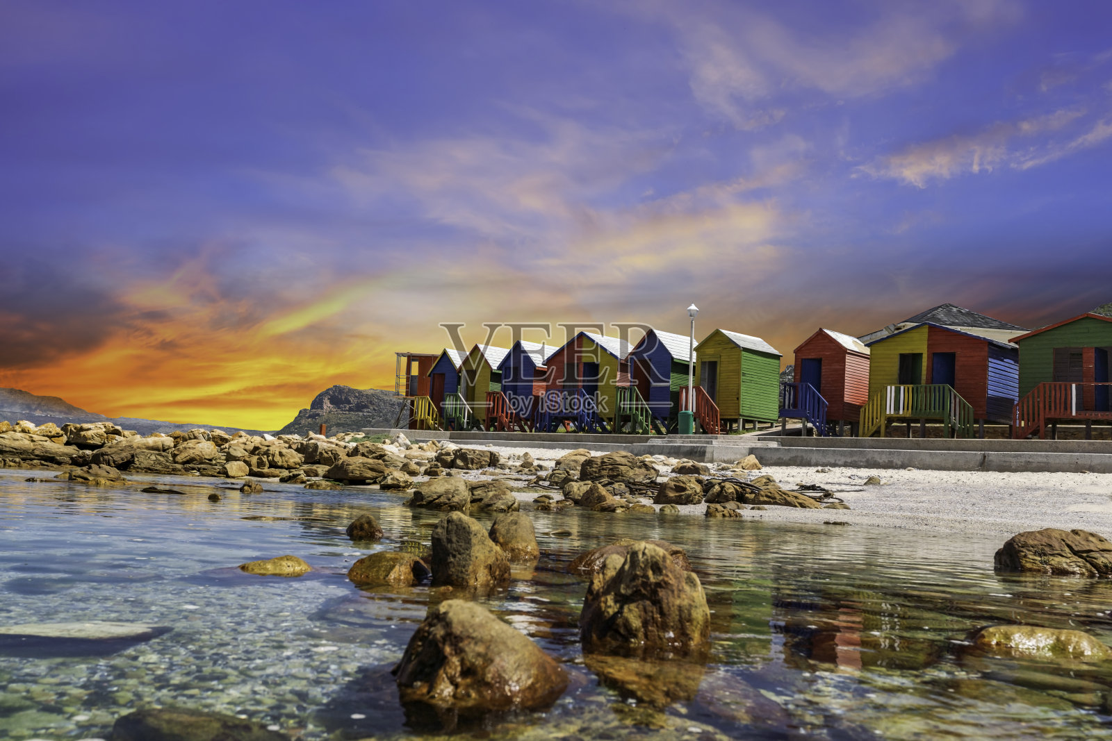 黄昏时分,Muizenberg海滩上的小木屋照片摄影图片