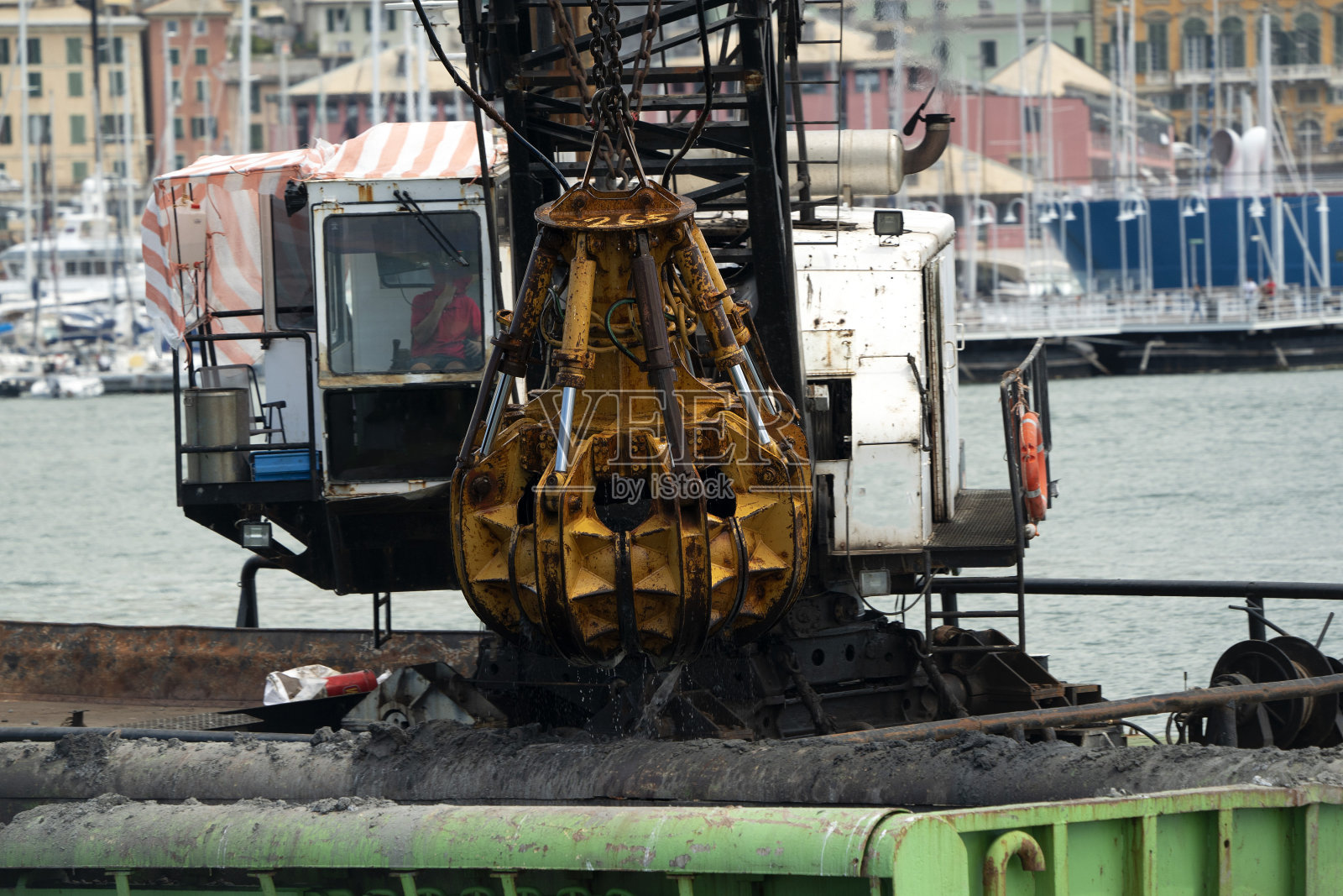 港口挖泥船在海上工作照片摄影图片