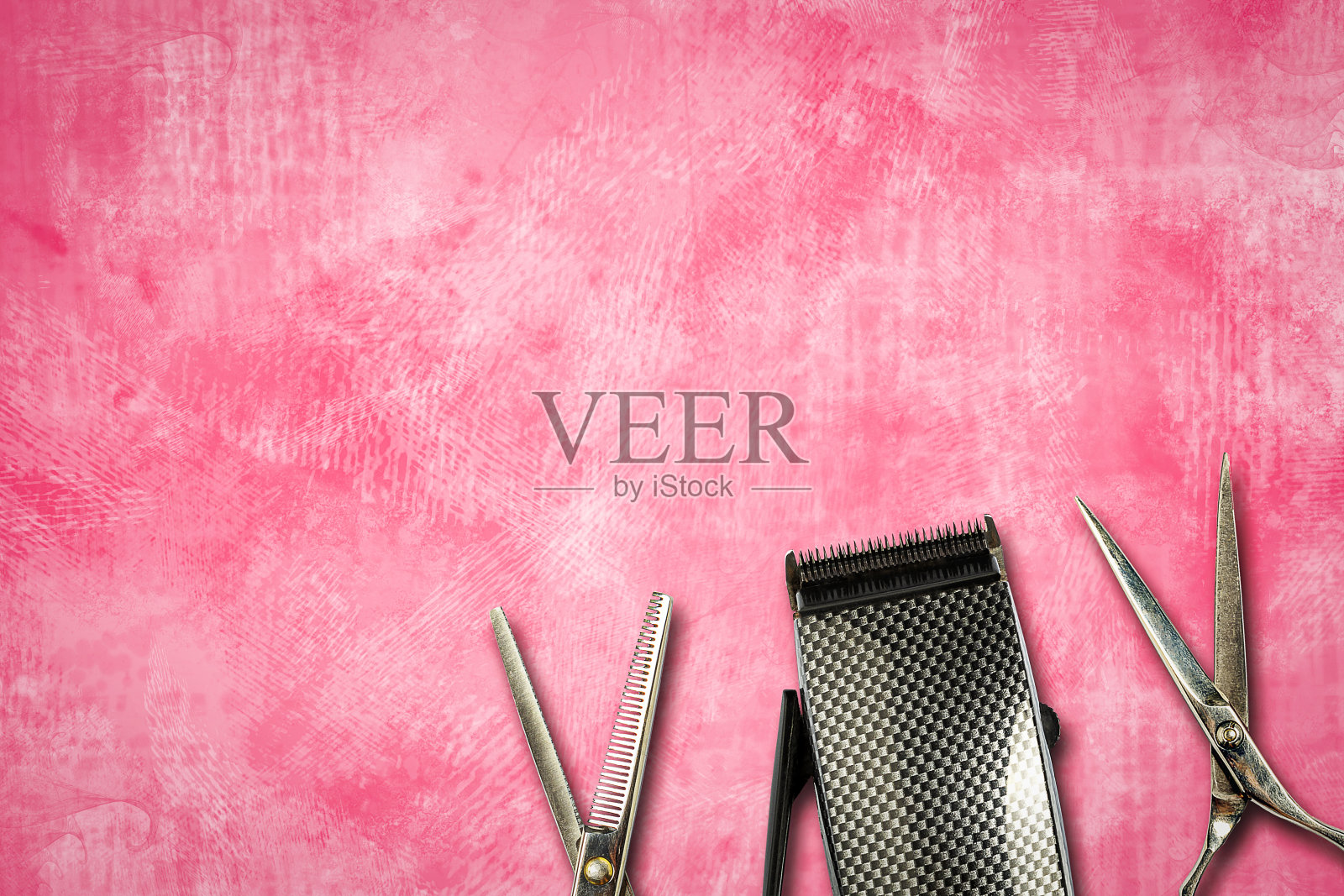 粉色背景上有理发剪和理发剪。副本的空间。美容工具。照片摄影图片