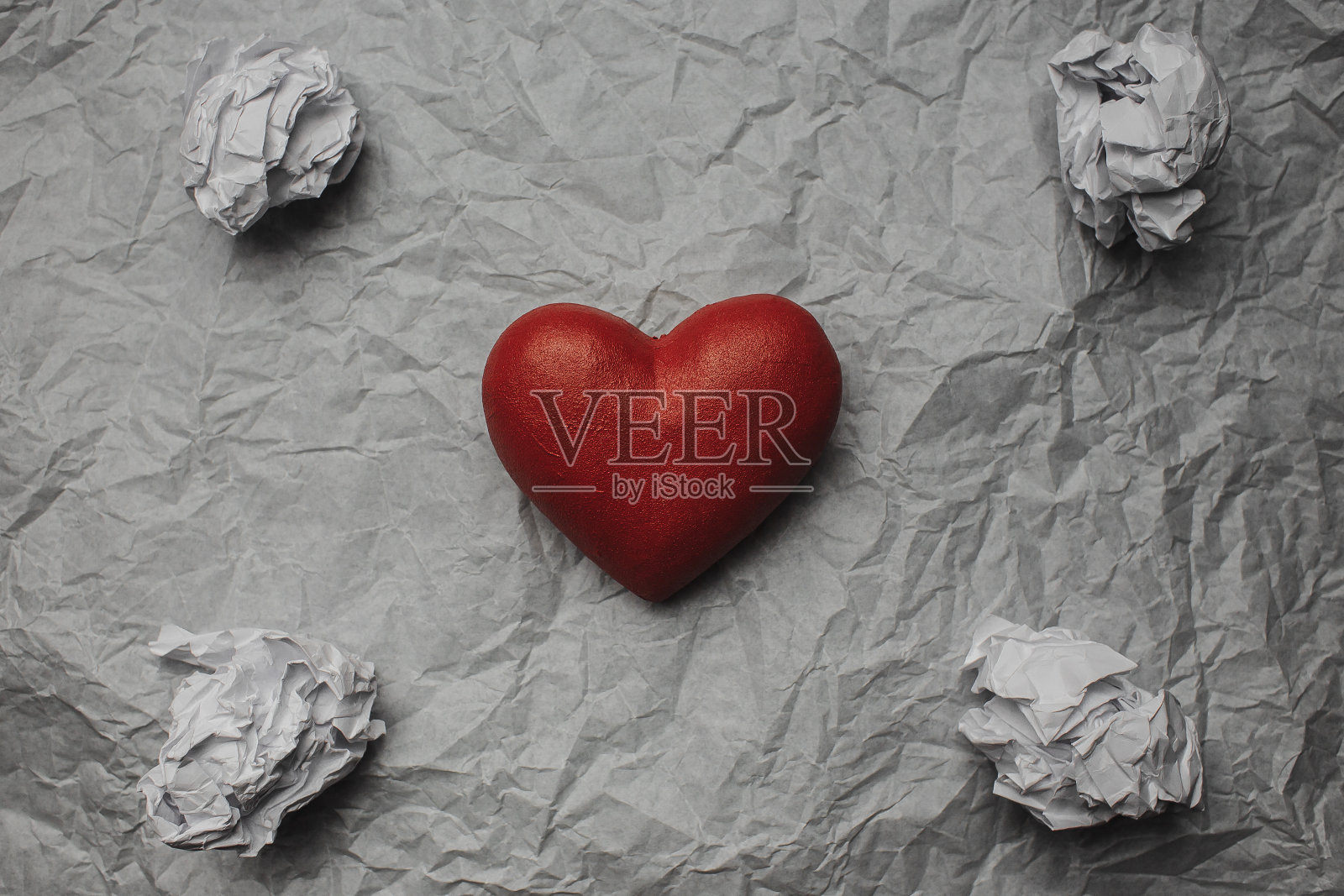 白色皱纹纸上的红色爱心照片摄影图片