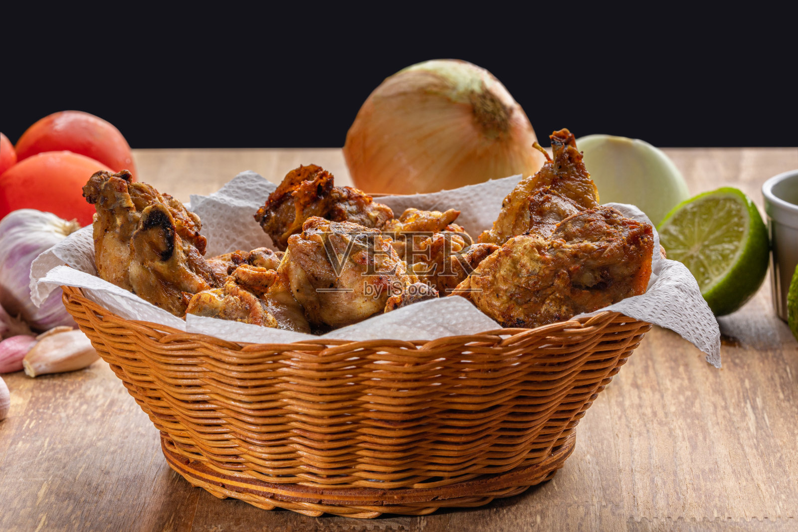 巴西式油炸鸡。鸡对鸟照片摄影图片