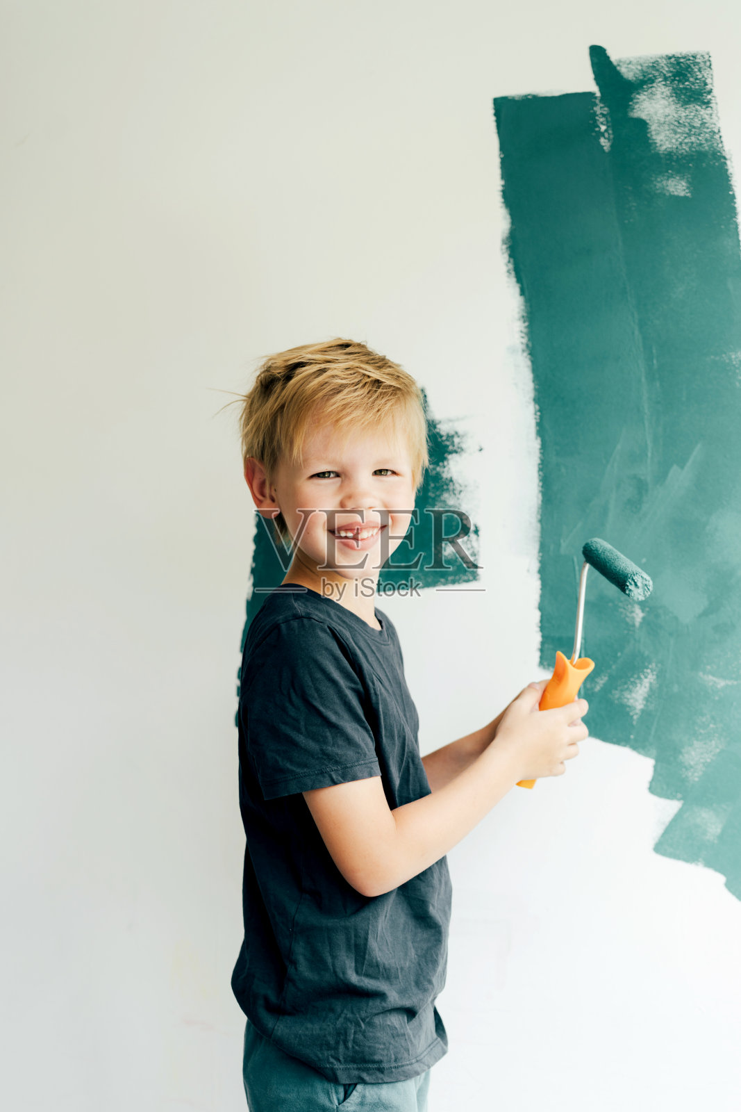 孩子在墙上画画照片摄影图片