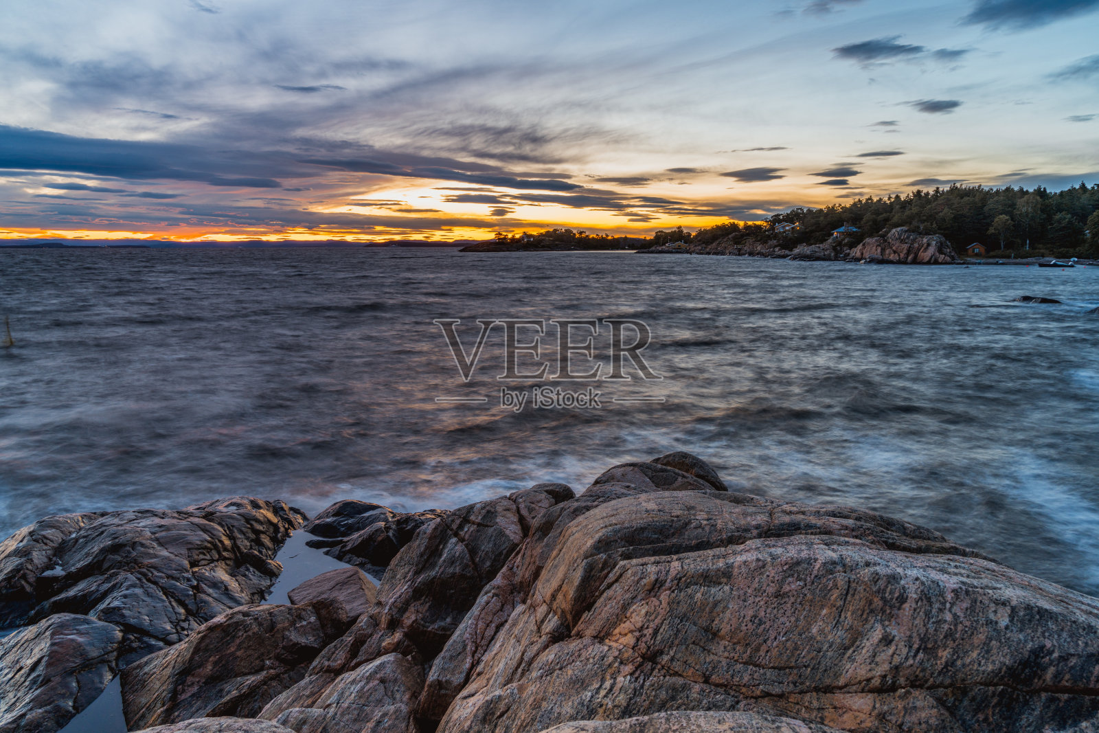 从挪威拉科伦附近的海滩观看奥斯陆峡湾照片摄影图片