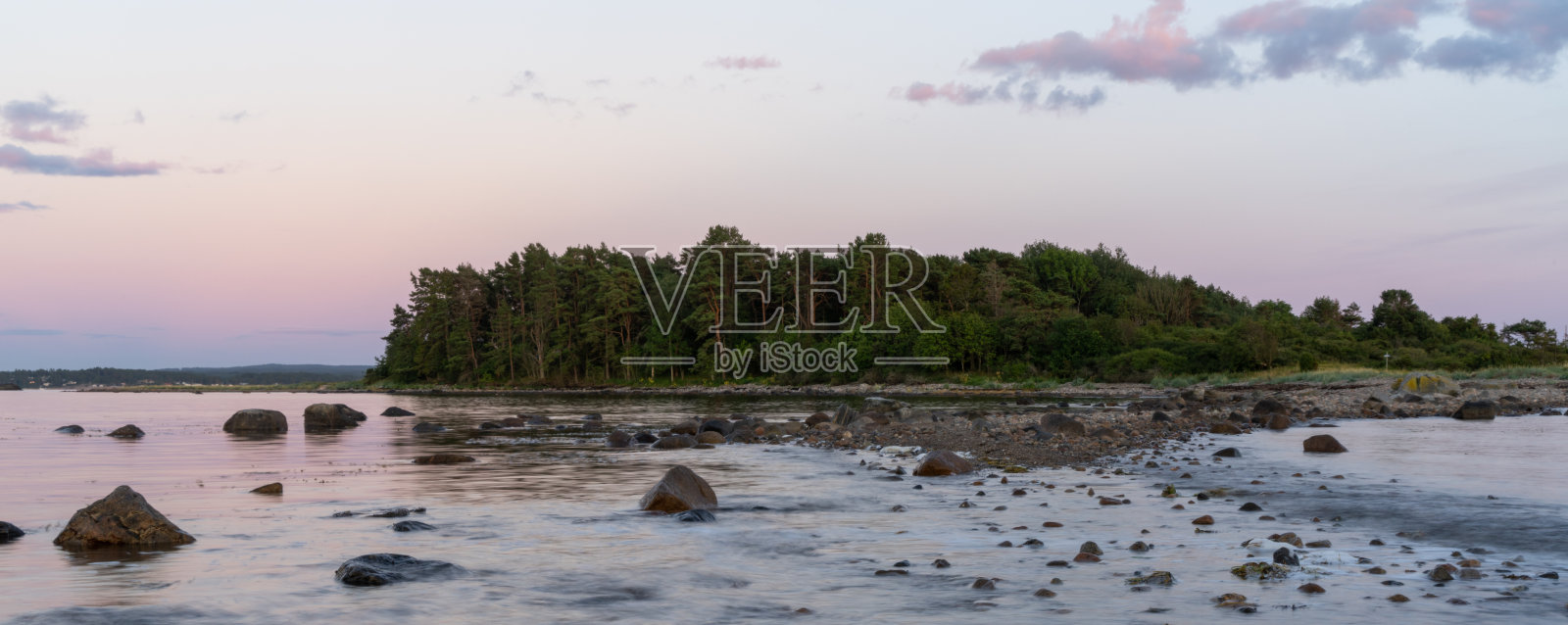 从挪威拉科伦附近的海滩观看奥斯陆峡湾照片摄影图片