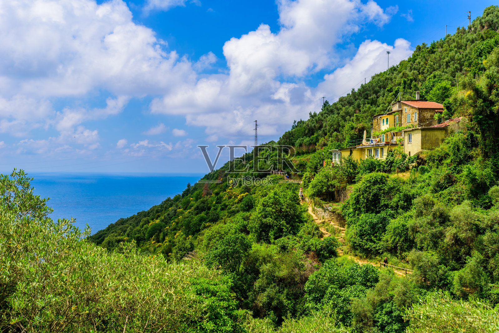 在美丽的风景如画的风景之间的五Terre国家公园在意大利海岸。意大利北部利古里亚的拉斯佩齐亚省——欧洲徒步旅行的目的地和景点。照片摄影图片