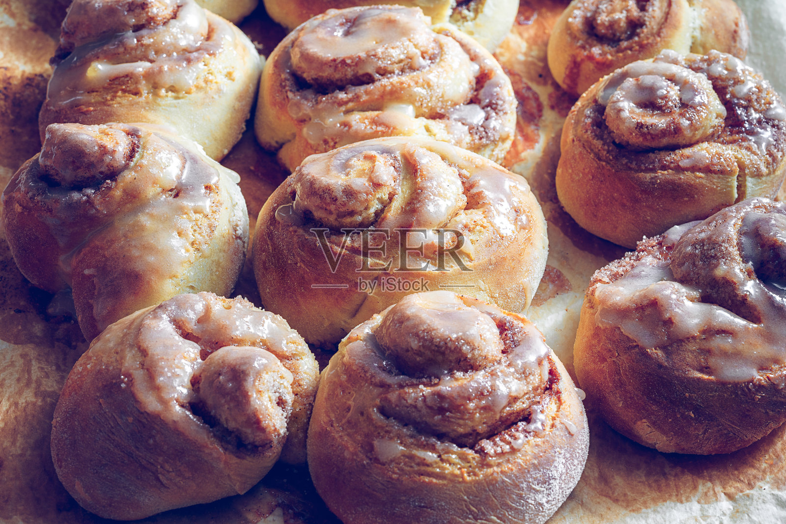 甜牛奶和肉桂的乡村小圆面包照片摄影图片