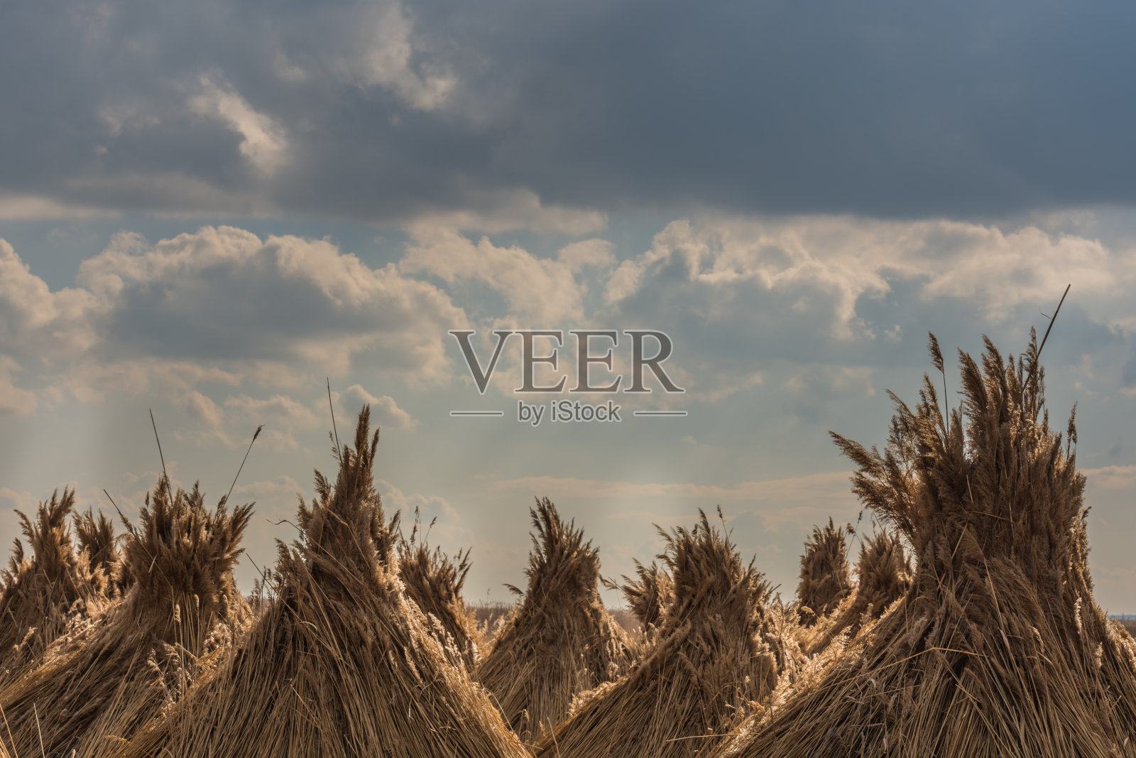 席夫布恩德尔与云在天空照片摄影图片