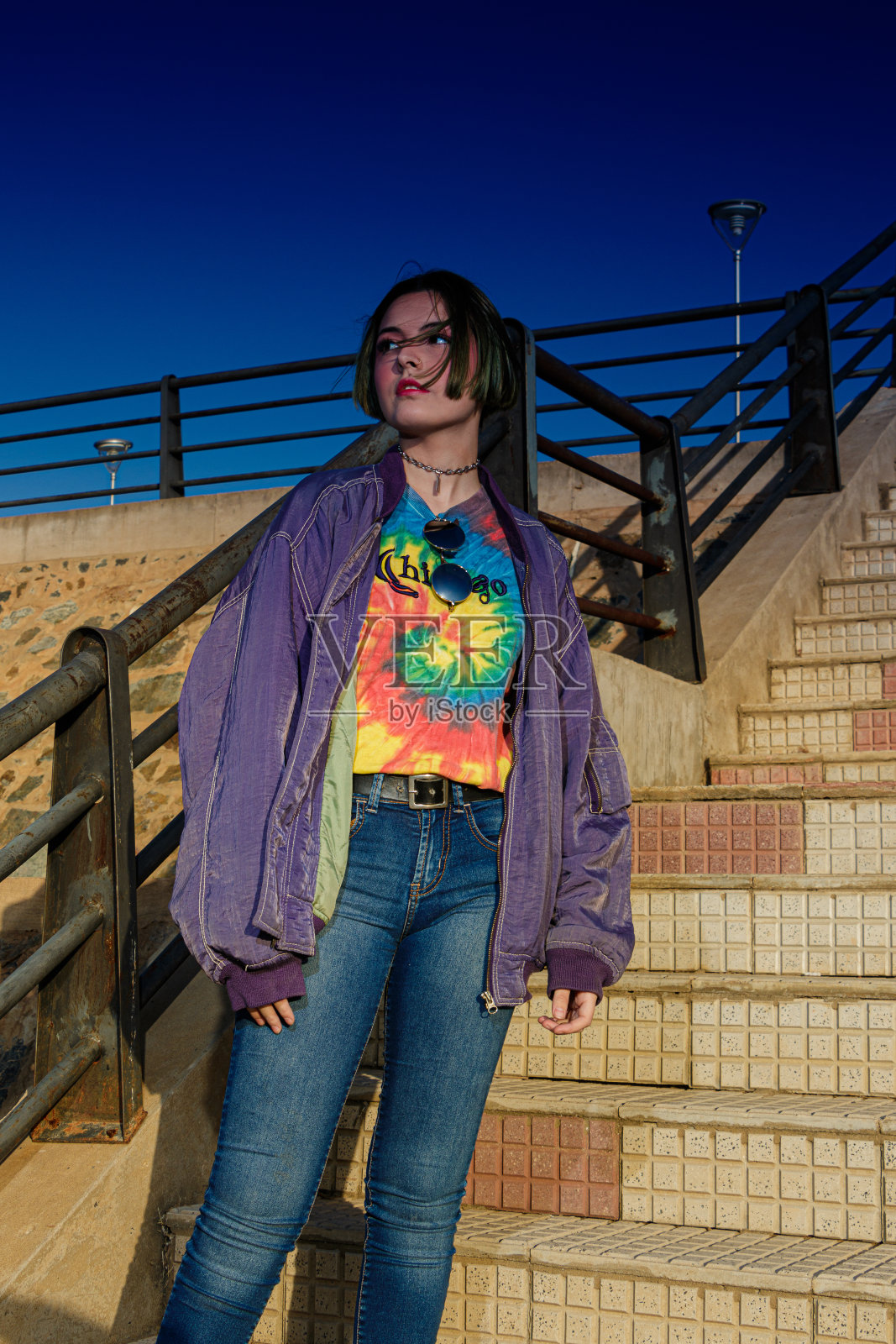 年轻的少年与另类的目光漫步在街上照片摄影图片