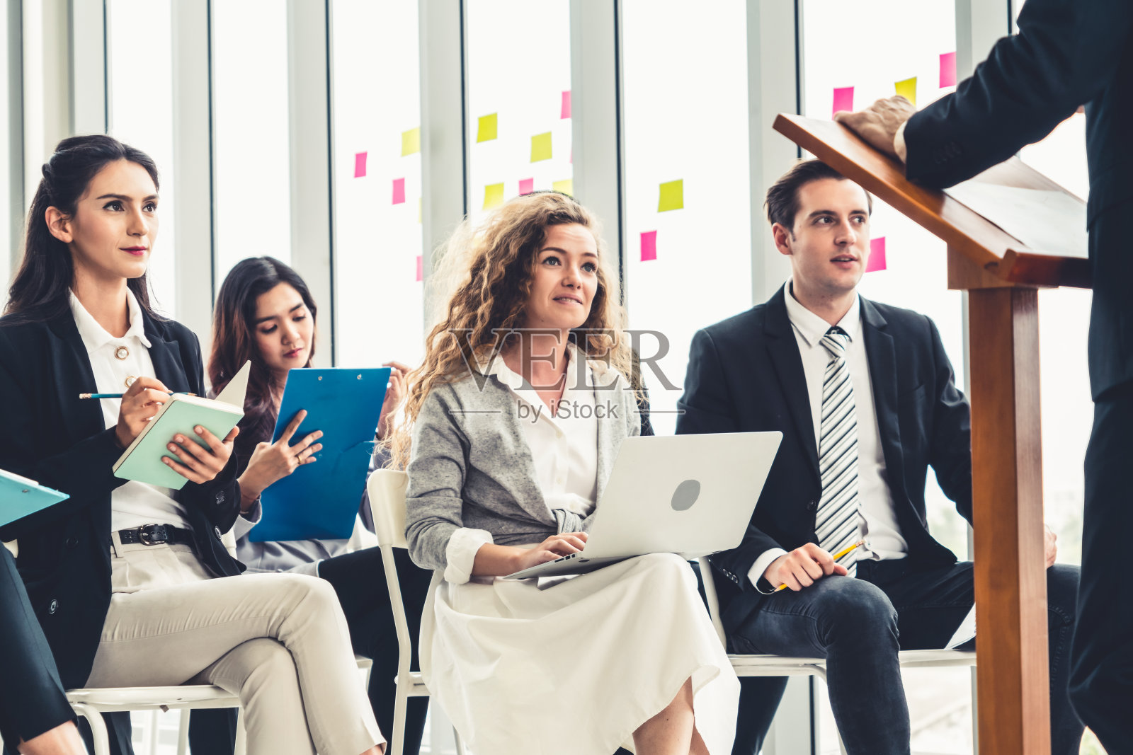 在研讨会上开会的一群商务人士照片摄影图片