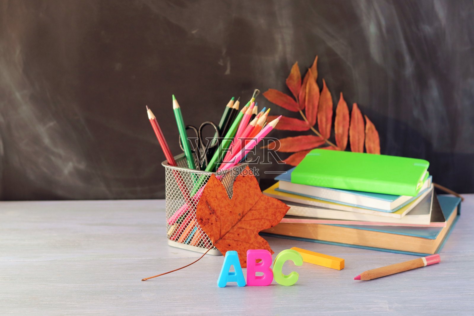 学校文具桌上,家庭学习概念,儿童房内部的一部分,回到学校照片摄影图片