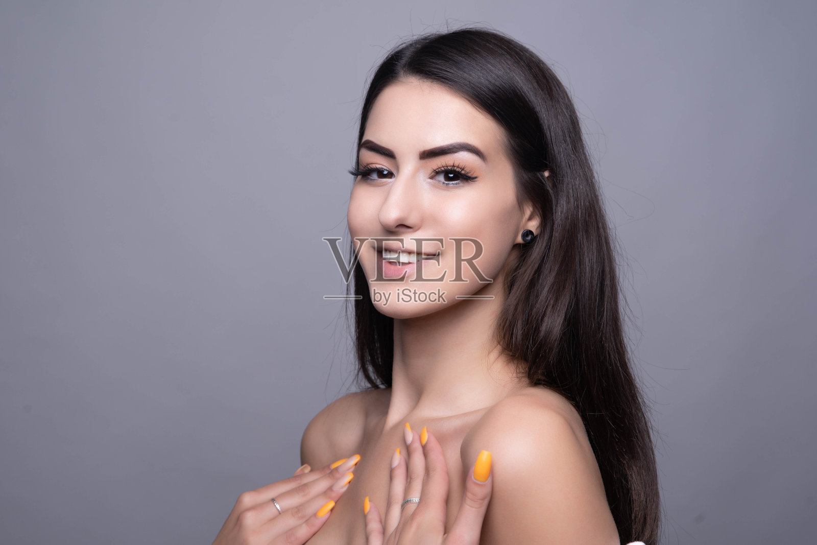 一个纹身女孩的肖像照片摄影图片