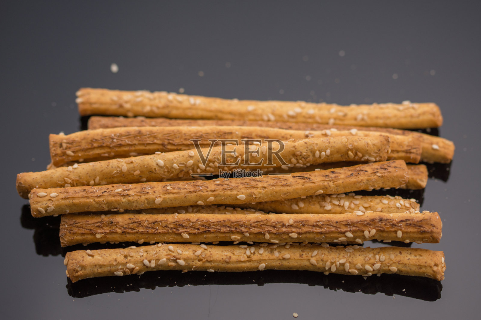 用盐和芝麻把面皮拧成一团照片摄影图片