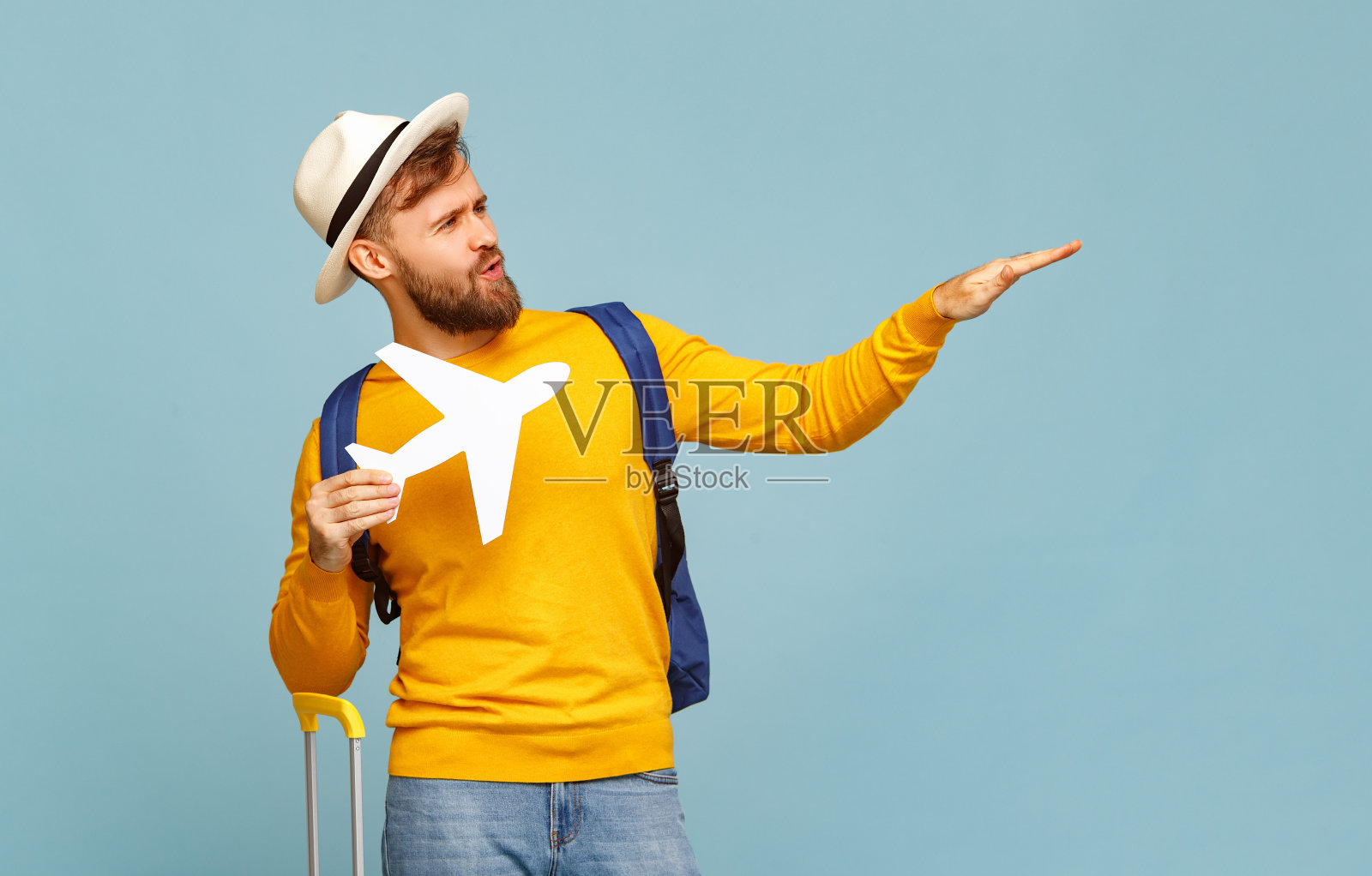 快乐的男游客玩具飞机照片摄影图片