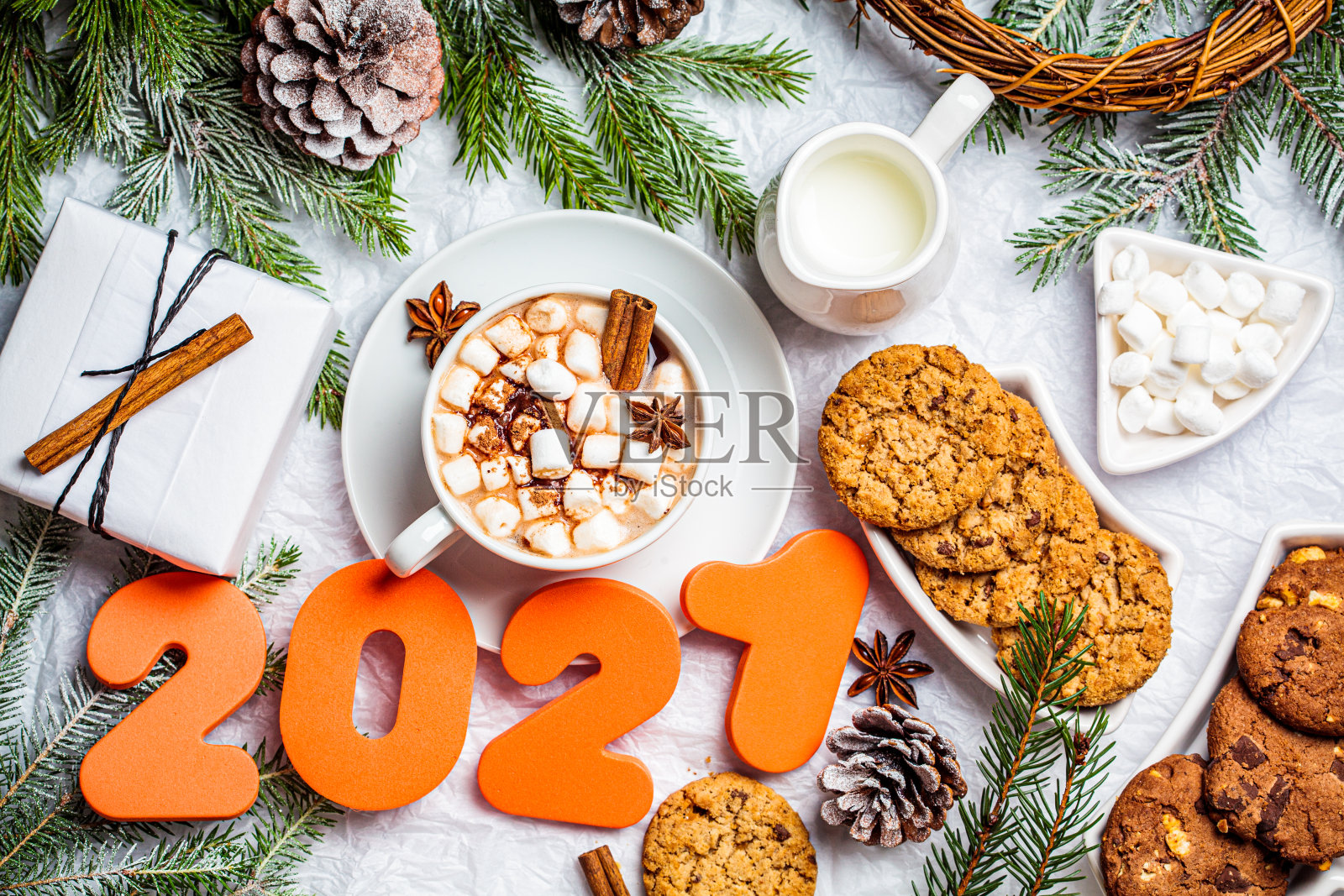 新年平躺。冬季可可与棉花糖和饼干的节日装饰。2021年的概念。照片摄影图片