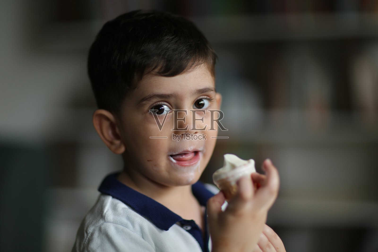 幼童享受冰淇淋照片摄影图片