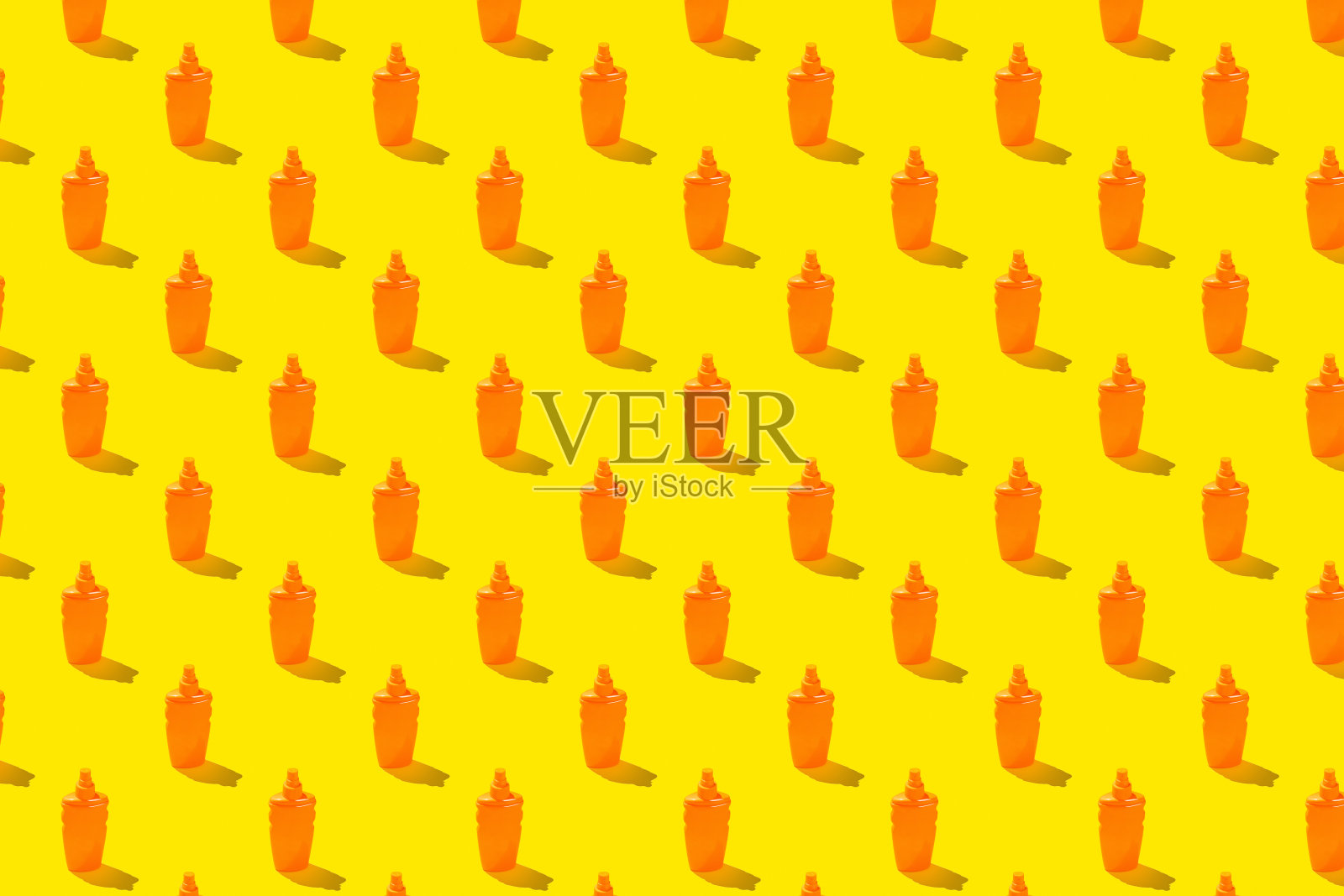 暑假最小概念。橙色的防晒霜瓶子上亮黄色的背景图案照片摄影图片