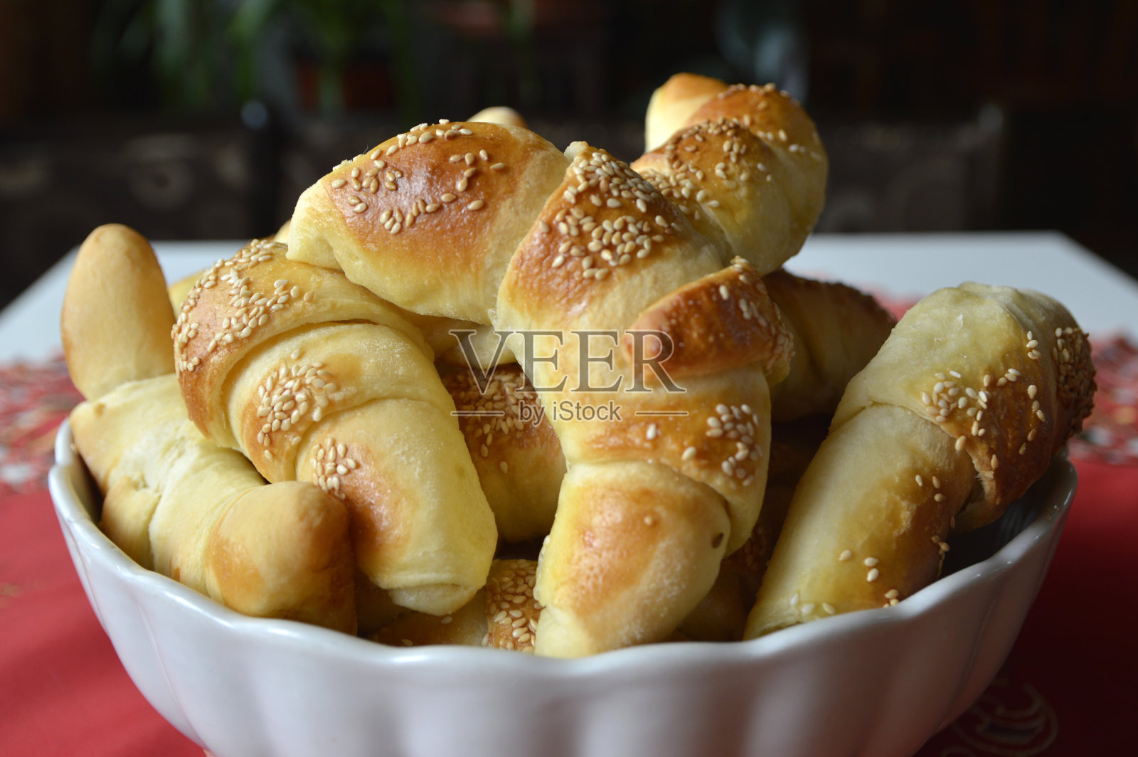 乡下人碗里的芝麻烤卷照片摄影图片