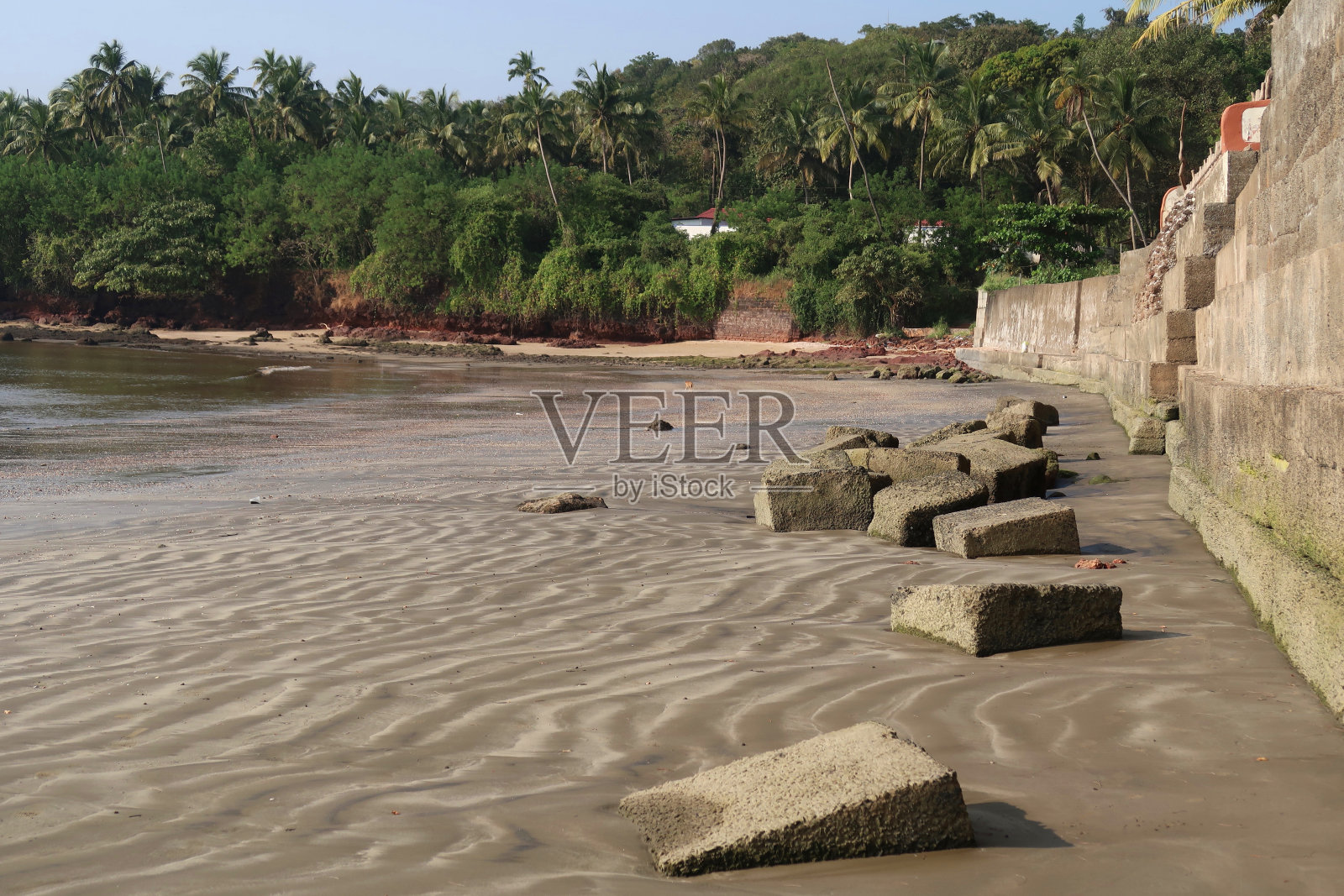 印度果阿的帕洛伦海滩,海岸防御的混凝土块,海港墙长廊挡住了大海照片摄影图片