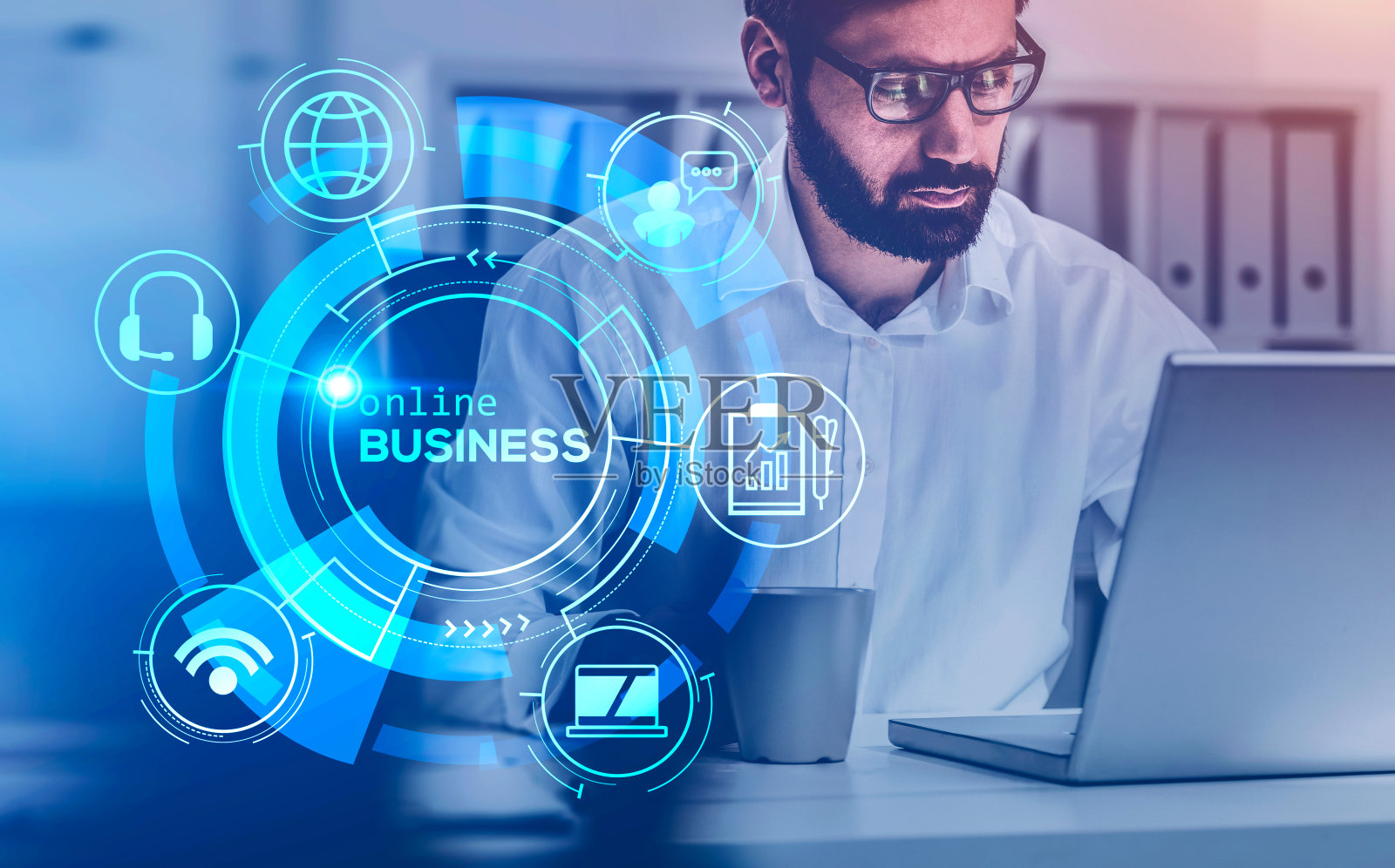 带着笔记本电脑的大胡子,在线商务界面照片摄影图片