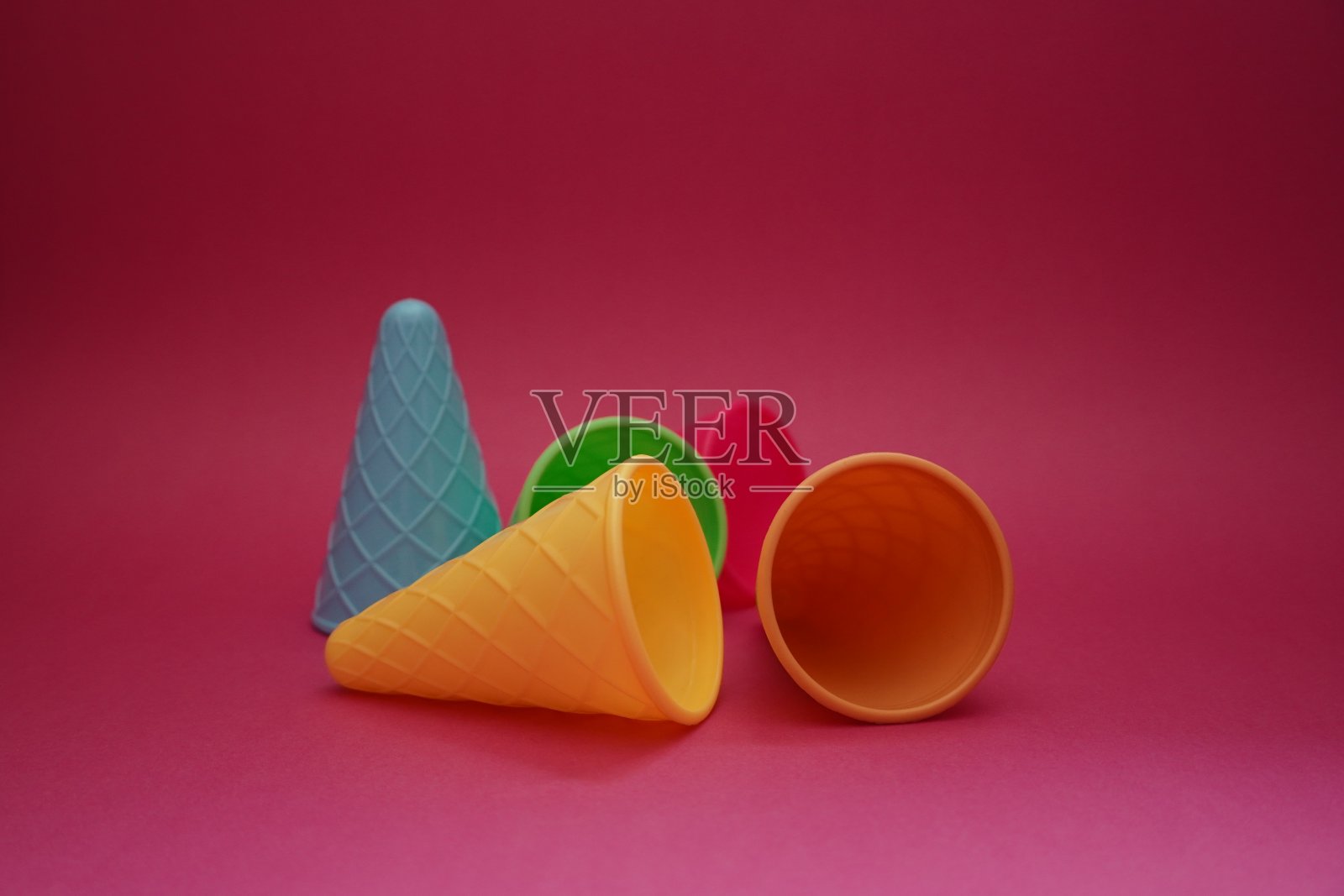 缤纷甜筒冰淇淋夏季版照片摄影图片