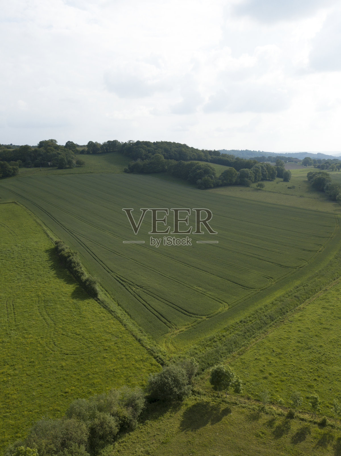 鸟瞰图的乡村景观,绿色的田野草甸的乡村村庄,法国,欧洲夏季美丽的山谷。多云的天空照片摄影图片