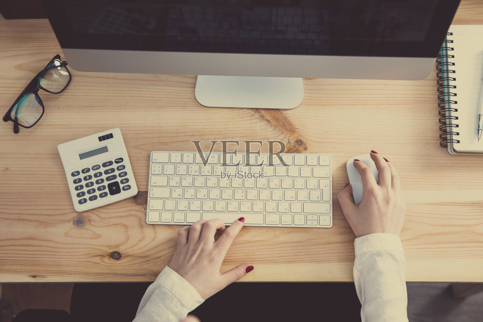 从事计算机工作的女性照片摄影图片