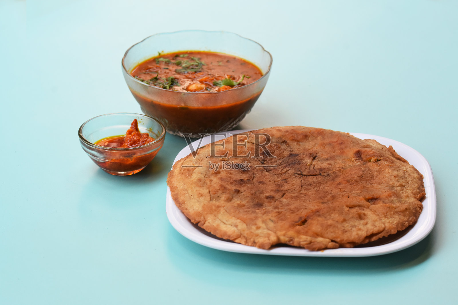 印度面饼- Aloo Kulcha与Choley或填充土豆面包或填充Aloo paratha与蕃茄酱,白鹰嘴豆和泡菜-形象照片摄影图片