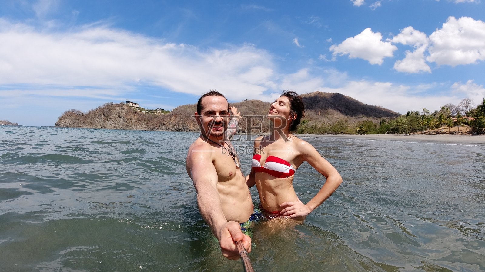 海滩上的情侣照片摄影图片