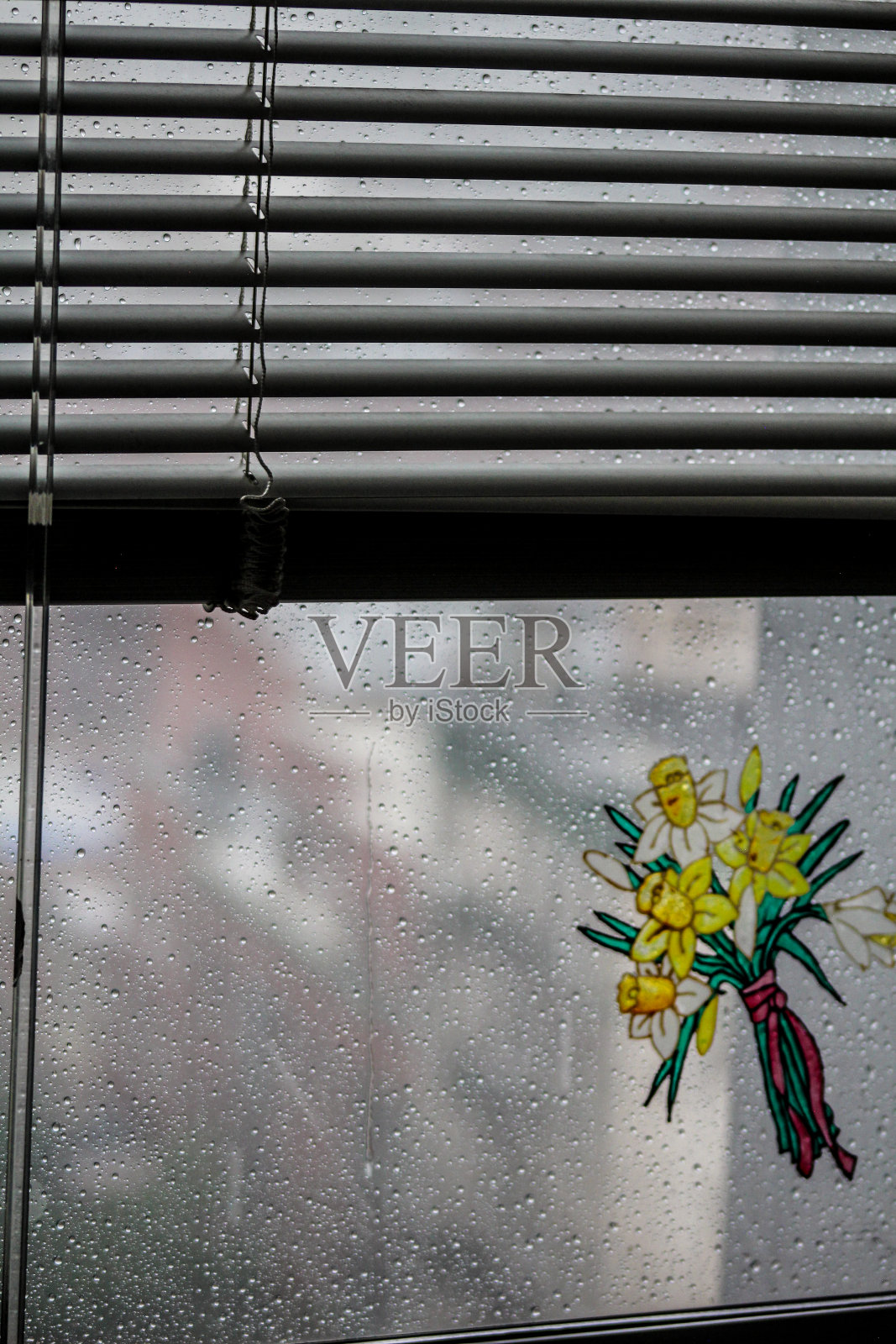 雨中的城市透过窗户照片摄影图片